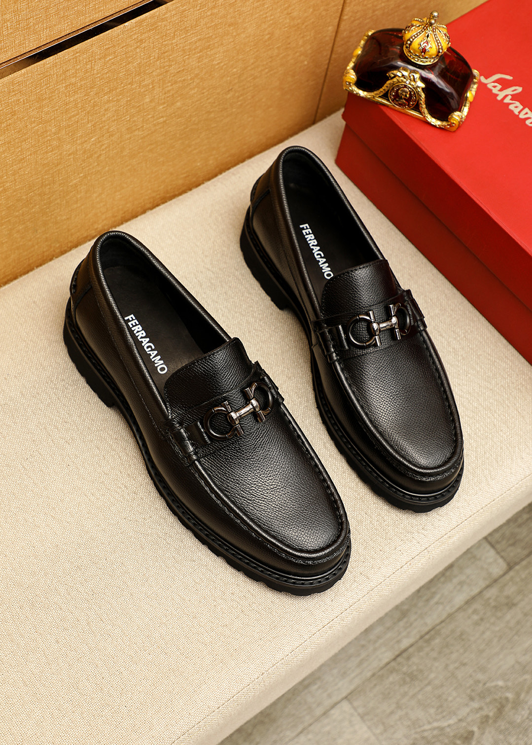 NO:574522,Product trademark Ferragamo 'Ferragamo' casual leather shoes. Regular size: 38-44 (45.46 customized) Product material selection: imported cross-grain cowhide upper + classic hardware buckle, imported water-dyed cowhide lining. Strong three-dimensional visual effect, original outsole color 7 colors available, ferragamo, ferragamo, cowhide19860909商品商标Ferragamo「 菲拉格慕」休闲皮鞋 正码码数:38-44（45.46订制） 商品材料精选 进口十字纹牛皮鞋面+经典五金扣,进口水染牛皮内里.强烈立体视觉效果,原版大底 颜 色7色可选,,ferragamo,ferragamo,cowhide,Men's shoes