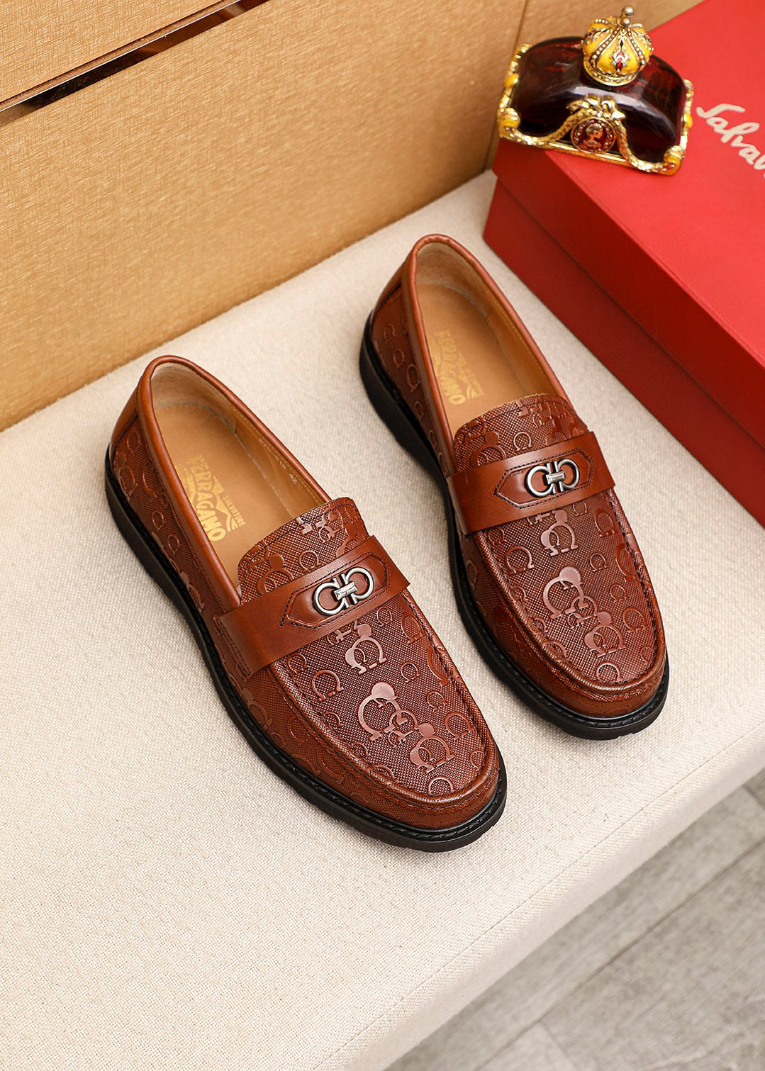 NO:574750,Product trademark Ferragamo 'Ferragamo' casual leather shoes. Regular size: 39-44 (45. Customized) Product material selection: imported first-layer calfskin upper + classic hardware buckle, imported water-dyed cowhide lining. Strong three-dimensional visual effect, original rubber outsole, 2 colors available, ferragamo, ferragamo, cowhide19860909商品商标Ferragamo「 菲拉格慕」休闲皮鞋 正码码数:39-44（45.订制） 商品材料精选 进口头层小牛皮鞋面+经典五金扣,进口水染牛皮内里.强烈立体视觉效果,原版橡胶大底 颜 色2色可选,,ferragamo,ferragamo,cowhide,Men's shoes
