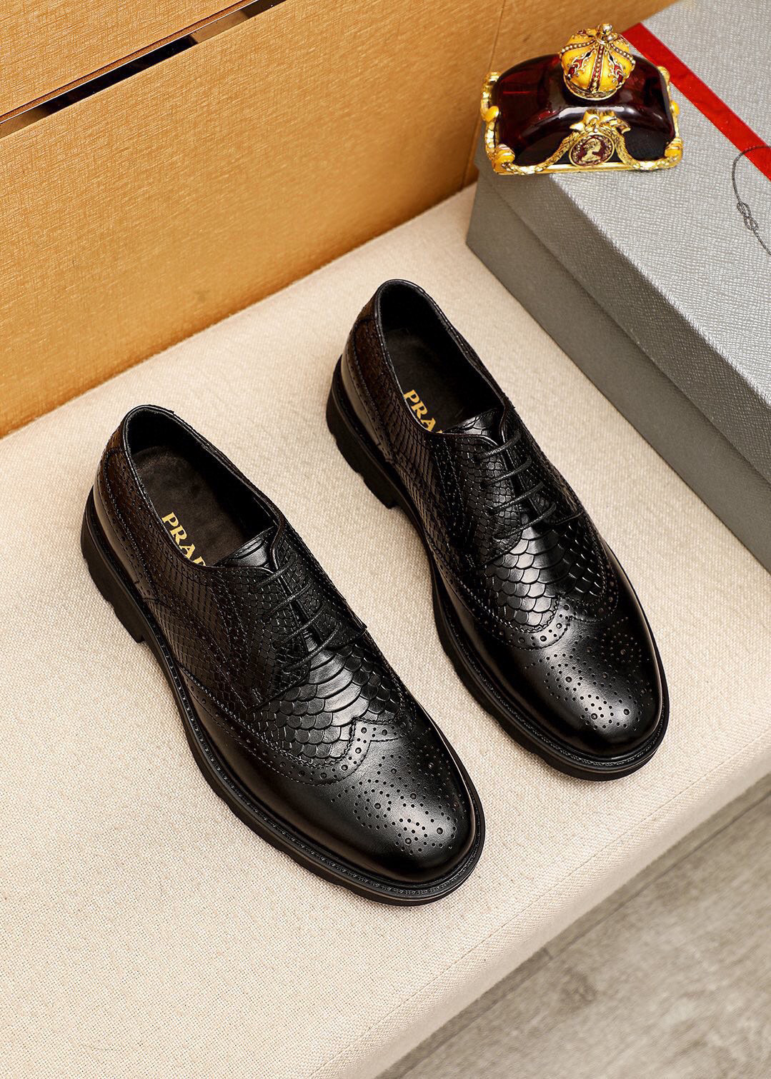 NO:574976,Product trademark PRADA 'Prada' business leather shoes, correct size: 38-44 (45 customized) Product material selection: imported first-layer calfskin pressure pattern upper, imported water-dyed cowhide lining. Strong three-dimensional visual effect, rubber outsole, 2 colors available, prada, prada, cowhide19860909商品商标PRADA「 普拉达」商务皮鞋 正码码数:38-44(45订制) 商品材料精选 进口头层小牛皮圧花鞋面,进口水染牛皮内里.强烈立体视觉效果,橡胶大底 颜 色2色可选,,prada,prada,cowhide,Men's shoes