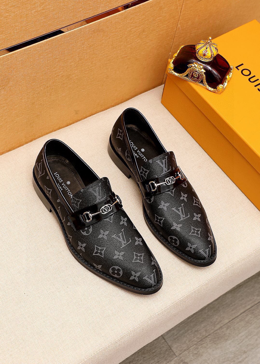 NO:574981,Product trademark LOUIS VUITTON 'Louis Vuitton' casual leather shoes. Regular size: 39-44 (customized at 38.45) Product material selection: imported first-layer presbyopic cowhide upper + luxury hardware buckle, imported first-layer cowhide lining. Strong three-dimensional visual effect, original outsole color 1 color optional, louis vuitton, louis vuitton, cowhide19860909商品商标LOUIS VUITTON「 路易威登」休闲皮鞋 正码码数:39-44（38.45订制） 商品材料精选 进口头层老花牛皮鞋面+奢华五金扣,进口头层牛皮内里.强烈立体视觉效果,原版大底 颜 色1色可选,,louis vuitton,louis vuitton,cowhide,Men's shoes