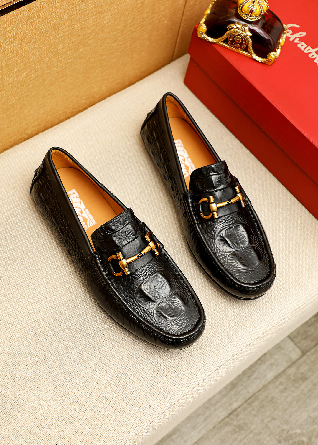 NO:745342,Product trademark Ferragamo 'Ferragamo' beanie shoes. Regular size: 38-44 (customized at 45.46) Product material selection: imported calfskin embossed upper + classic hardware buckle, imported pigskin lining. Strong three-dimensional visual effect, original outsole color 2 colors available, ferragamo, ferragamo, cowhide19860909商品商标Ferragamo「 菲拉格慕」豆豆鞋 正码码数:38-44（45.46订制） 商品材料精选 进口小牛皮压花鞋面+经典五金扣,进口猪皮内里.强烈立体视觉效果,原版大底 颜 色2色可选,,ferragamo,ferragamo,cowhide,Men's shoes