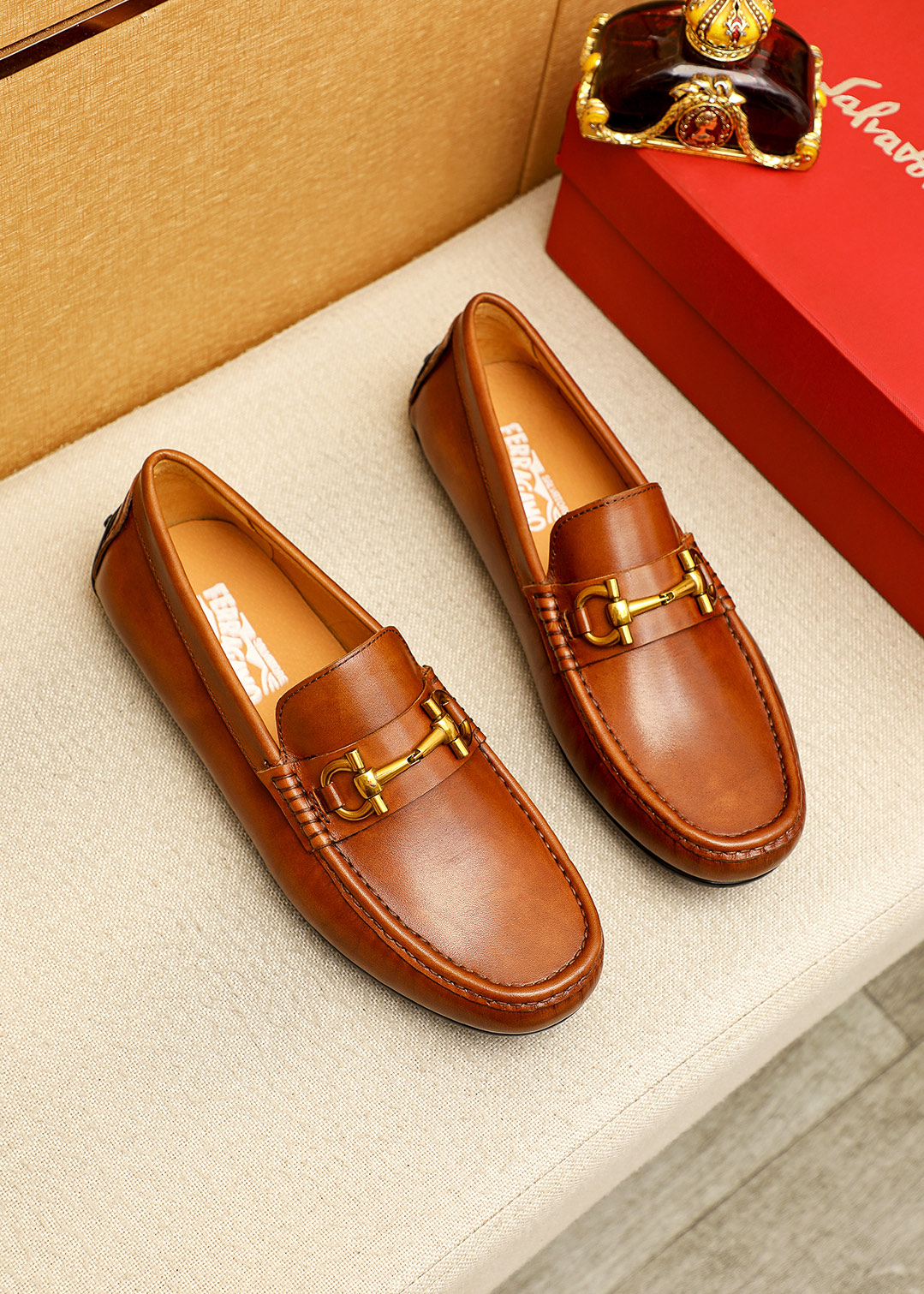 NO:745348,Product trademark Ferragamo 'Ferragamo' beanie shoes. Regular size: 38-44 (customized at 45.46) Product material selection: imported calfskin upper + classic hardware buckle, imported pigskin lining. Strong three-dimensional visual effect, original outsole, 2 colors available, ferragamo, ferragamo, cowhide19860909商品商标Ferragamo「 菲拉格慕」豆豆鞋 正码码数:38-44（45.46订制） 商品材料精选 进口小牛皮鞋面+经典五金扣,进口猪皮内里.强烈立体视觉效果,原版大底 颜 色2色可选,,ferragamo,ferragamo,cowhide,Men's shoes