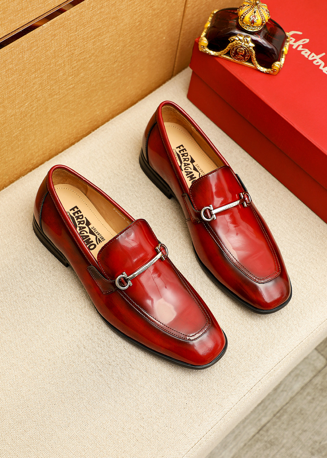 NO:745326,Product trademark Ferragamo 'Ferragamo' casual leather shoes. Regular size: 38-44 (customized at 45.46) Product materials are selected. Imported first-layer open-edge beaded cowhide upper + luxury hardware buckle, imported water-dyed cowhide lining. Strong three-dimensional visual effect, original outsole color 4 colors available, ferragamo, ferragamo, cowhide19860909商品商标Ferragamo「 菲拉格慕」休闲皮鞋 正码码数:38-44（45.46订制） 商品材料精选 进口头层开边珠牛皮鞋面+奢华五金扣,进口水染牛皮内里.强烈立体视觉效果,原版大底 颜 色4色可选,,ferragamo,ferragamo,cowhide,Men's shoes