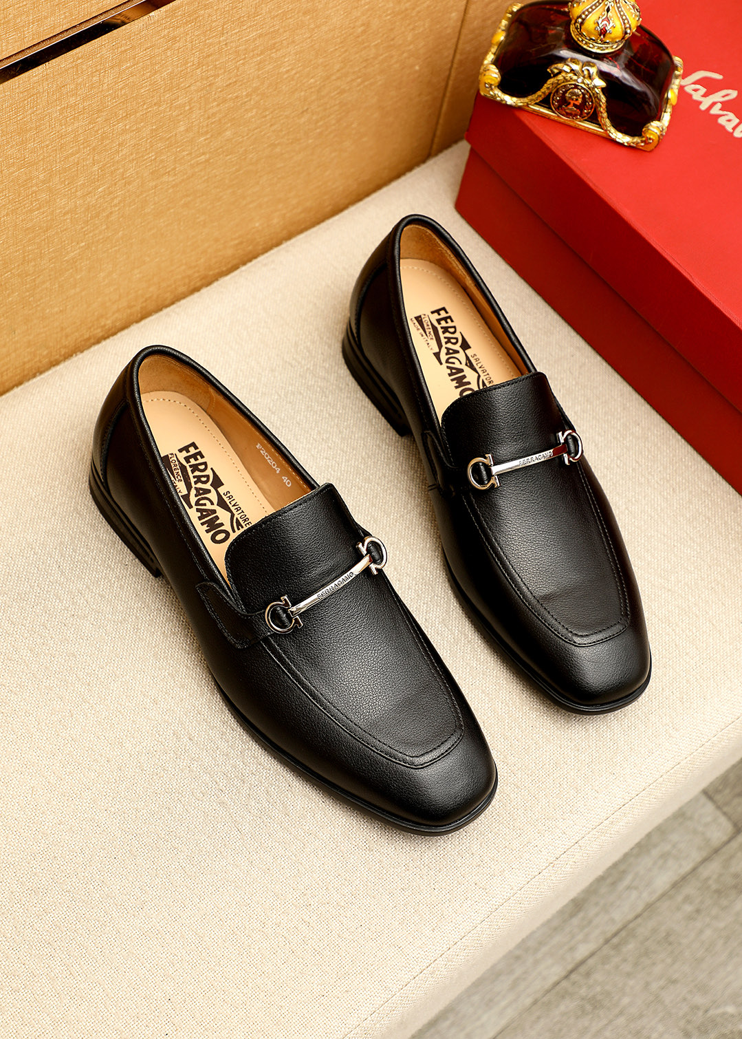 NO:745332,Product trademark Ferragamo 'Ferragamo' casual leather shoes. Regular size: 38-44 (customized at 45.46) Product material selection: imported first-layer pebbled cowhide leather upper + luxury hardware buckle, imported water-dyed cowhide lining. Strong three-dimensional visual effect, original outsole color 4 colors available, ferragamo, ferragamo, cowhide19860909商品商标Ferragamo「 菲拉格慕」休闲皮鞋 正码码数:38-44（45.46订制） 商品材料精选 进口头层荔枝纹牛皮鞋面+奢华五金扣,进口水染牛皮内里.强烈立体视觉效果,原版大底 颜 色4色可选,,ferragamo,ferragamo,cowhide,Men's shoes