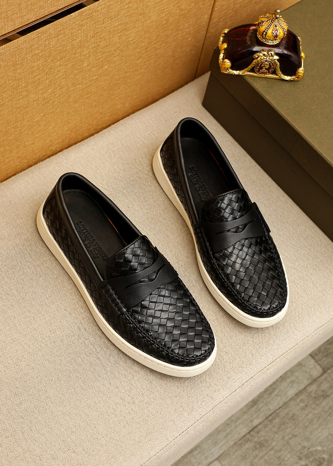 NO:588807,Product trademark BV 'Bottega Veneta' woven slip-on casual men's shoes. Regular size: 38-44 (customized to 45). Selected product materials. Woven cowhide upper, cowhide lining, rubber outsole. 3 colors available, Bottega veneta, cowhide19860909商品商标BV「 宝缇嘉」编织套脚休闲男鞋 正码码数:38-44（45定做） 商品材料精选 编织牛皮鞋面 牛皮内里 橡胶大底 颜色3色可选,,bottega veneta,cowhide,Men's shoes