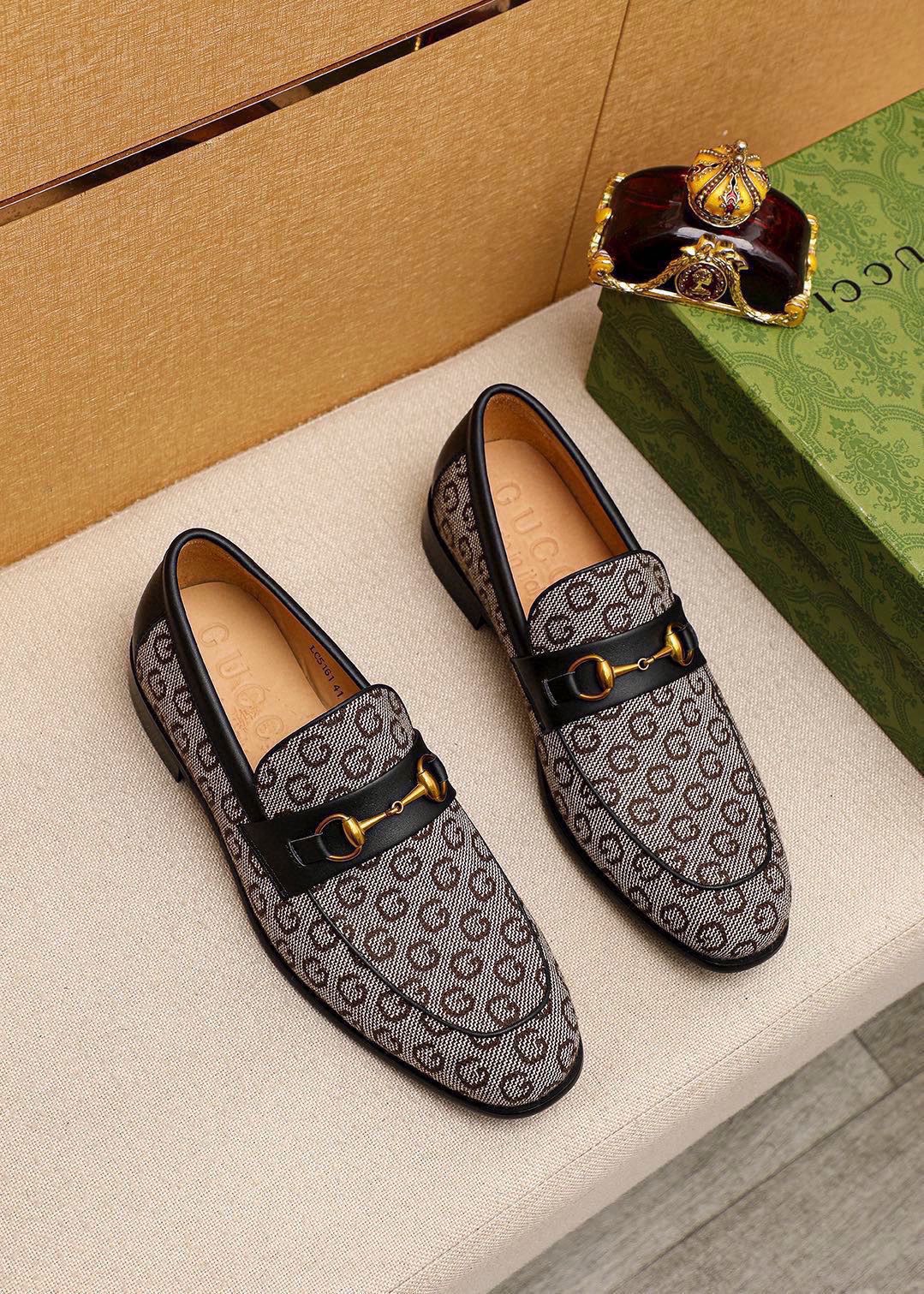 NO:589222,Product trademark GUCCI 'Gucci' casual leather shoes. Regular size: 38-44 (customized at 45.46.47) Product materials are selected. Imported first-layer fabric upper + original hardware buckle, imported cowhide lining. Strong three-dimensional visual effect, original combination outsole. 1 color optional, gucci, gucci19860909商品商标GUCCI「 古驰」休闲皮鞋 正码码数:38-44（45.46.47订制） 商品材料精选 进口头层布料鞋面+原版五金扣,进口牛皮内里.强烈立体视觉效果,原版组合大底 颜 色1色可选,,gucci,gucci,Men's shoes