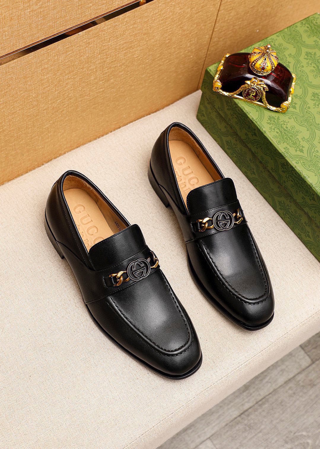 NO:589193,Product trademark GUCCI 'Gucci' casual leather shoes. Regular size: 38-44 (customized at 45.46.47) Product material selection: imported first-layer calfskin upper + original hardware buckle, imported cowhide lining. Strong three-dimensional visual effect, original combined outsole, 3 colors available, gucci, gucci, cowhide19860909商品商标GUCCI「 古驰」休闲皮鞋 正码码数:38-44（45.46.47订制） 商品材料精选 进口头层小牛皮鞋面+原版五金扣,进口牛皮内里.强烈立体视觉效果,原版组合大底 颜 色3色可选,,gucci,gucci,cowhide,Men's shoes