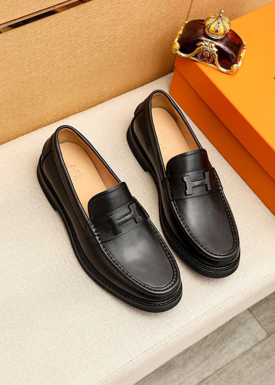 NO:589561,Product trademark HERMES 'Hermès' fashionable casual leather shoes. Regular size: 38-44 (45 customized) Product material selection: imported first-layer calfskin upper + classic hardware buckle, imported cowhide lining. Strong three-dimensional visual effect, original outsole color 2 colors available, hermes, hermes, cowhide19860909商品商标HERMES「 爱马仕」时尚休闲皮鞋 正码码数:38-44（45订制） 商品材料精选 进口头层小牛皮鞋面+经典五金扣,进口牛皮内里.强烈立体视觉效果,原版大底 颜 色2色可选,,hermes,hermes,cowhide,Men's shoes