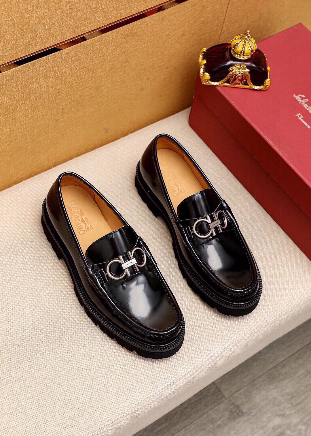 NO:589577,Product trademark Ferragamo 'Ferragamo' casual leather shoes. Regular size: 38-44 (customized at 45.46) Product materials are selected. Imported first-layer open-edge beaded cowhide upper + luxury hardware buckle, imported water-dyed cowhide lining. Strong three-dimensional visual effect, original outsole. 4 kinds of leather materials available, ferragamo, ferragamo, cowhide19860909商品商标Ferragamo「 菲拉格慕」休闲皮鞋 正码码数:38-44（45.46订制） 商品材料精选 进口头层开边珠牛皮鞋面+奢华五金扣,进口水染牛皮内里.强烈立体视觉效果,原版大底 颜 色4种皮料可选,,ferragamo,ferragamo,cowhide,Men's shoes