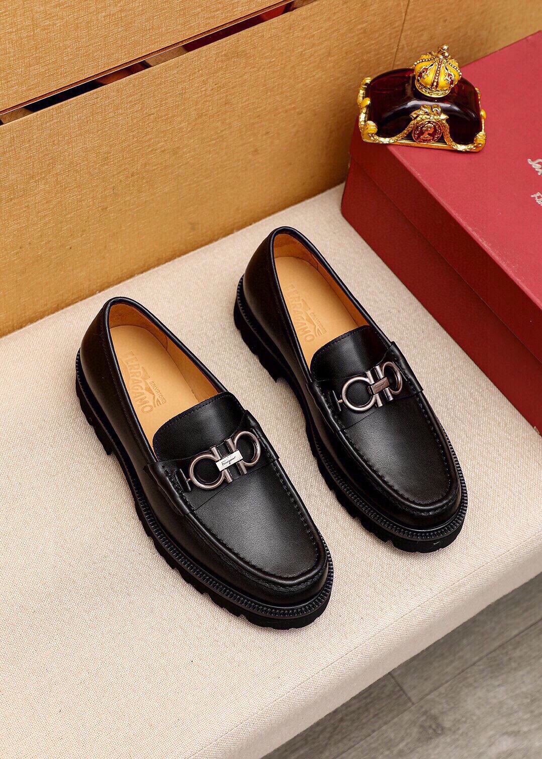 NO:589584,Product trademark Ferragamo 'Ferragamo' casual leather shoes. Regular size: 38-44 (customized at 45.46) Product material selection: imported first-layer calfskin upper + luxury hardware buckle, imported water-dyed cowhide lining. Strong three-dimensional visual effect, original outsole 4 kinds of leather materials available, ferragamo, ferragamo, cowhide19860909商品商标Ferragamo「 菲拉格慕」休闲皮鞋 正码码数:38-44（45.46订制） 商品材料精选 进口头层小牛皮鞋面+奢华五金扣,进口水染牛皮内里.强烈立体视觉效果,原版大底 颜 色4种皮料可选,,ferragamo,ferragamo,cowhide,Men's shoes
