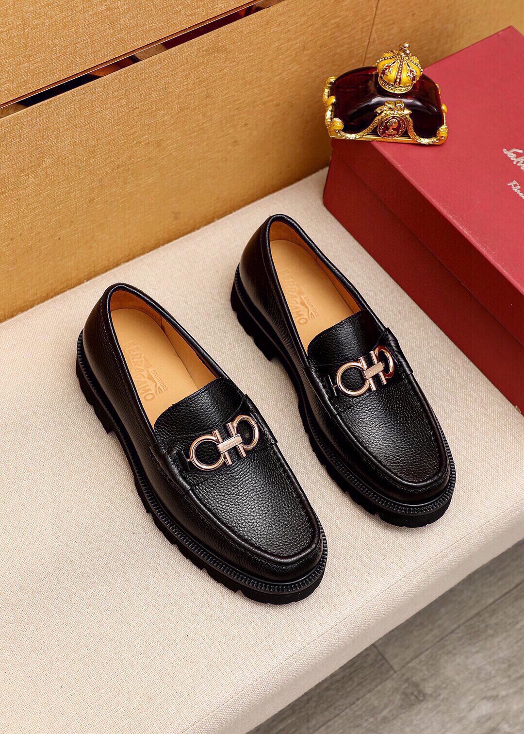 NO:589590,Product trademark Ferragamo 'Ferragamo' casual leather shoes. Regular size: 38-44 (customized at 45.46) Product material selection: imported first-layer pebbled cowhide leather upper + luxury hardware buckle, imported water-dyed cowhide lining. Strong three-dimensional visual effect, original outsole 4 kinds of leather materials available, ferragamo, ferragamo, cowhide19860909商品商标Ferragamo「 菲拉格慕」休闲皮鞋 正码码数:38-44（45.46订制） 商品材料精选 进口头层荔枝纹牛皮鞋面+奢华五金扣,进口水染牛皮内里.强烈立体视觉效果,原版大底 颜 色4种皮料可选,,ferragamo,ferragamo,cowhide,Men's shoes