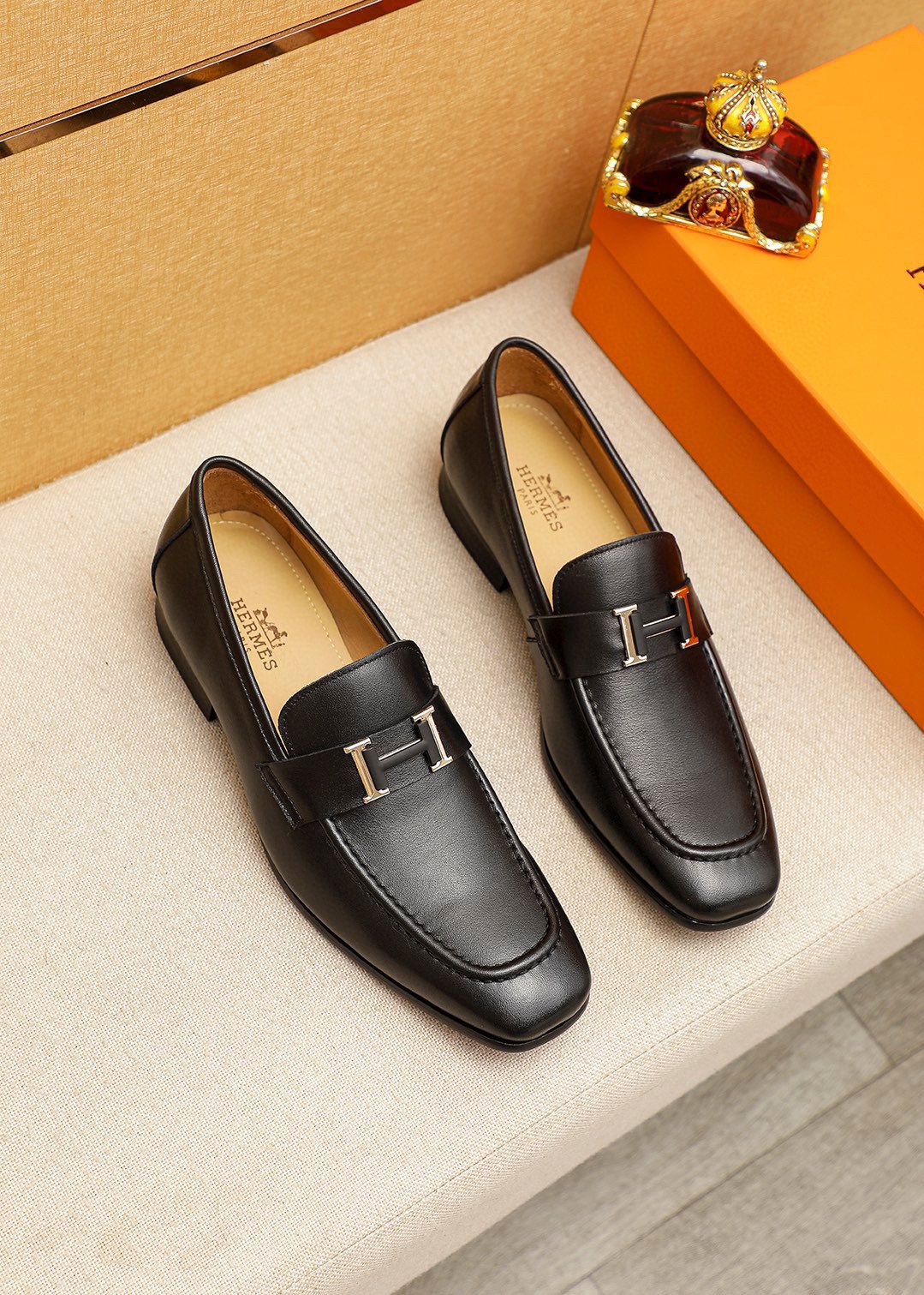 NO:745344,Product trademark HERMES 'Hermès' casual leather shoes. Regular size: 38-44 (customized at 45.46). Selected product materials. Imported first-layer calfskin upper + luxury hardware buckle, imported water-dyed cowhide lining. Strong three-dimensional visual effect, combined outsole. Two leather colors are available, hermes, hermes, cowhide.19860909商品商标HERMES「 爱马仕」休闲皮鞋 正码码数:38-44（45.46订制） 商品材料精选 进口头层小牛皮鞋面+奢华五金扣,进口水染牛皮内里.强烈立体视觉效果,组合大底 颜 色2种皮料可选,,hermes,hermes,cowhide,Men's shoes