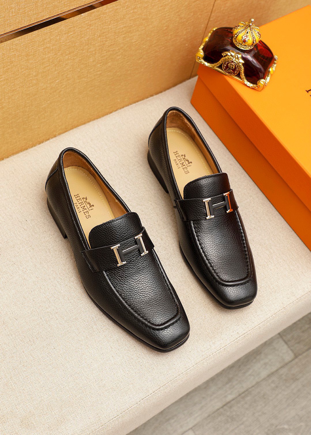 NO:745307,Product trademark HERMES 'Hermès' casual leather shoes. Regular size: 38-44 (customized at 45.46) Product materials are selected. Imported first-layer pebbled calfskin upper + luxury hardware buckle, imported water-dyed cowhide lining. Strong three-dimensional visual effect, combined outsole. Two leather colors are available, hermes, hermes, cowhide.19860909商品商标HERMES「 爱马仕」休闲皮鞋 正码码数:38-44（45.46订制） 商品材料精选 进口头层荔枝纹小牛皮鞋面+奢华五金扣,进口水染牛皮内里.强烈立体视觉效果,组合大底 颜 色2种皮料可选,,hermes,hermes,cowhide,Men's shoes