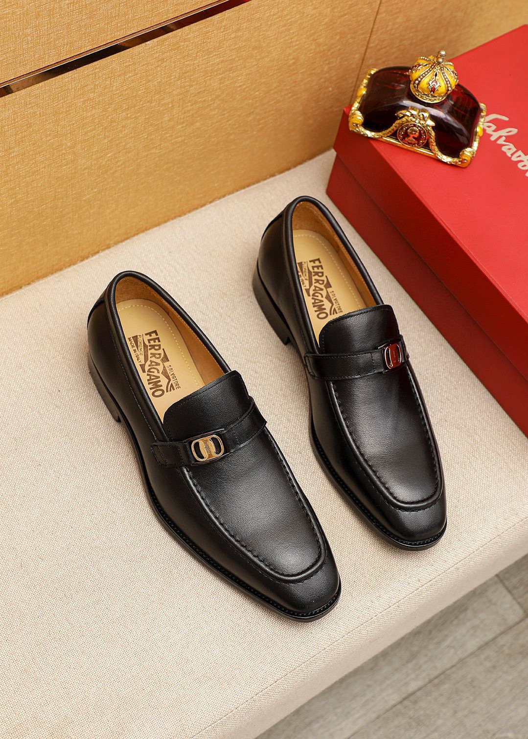 NO:745311,Product trademark Ferragamo 'Ferragamo' casual leather shoes. Regular size: 38-44 (customized at 45.46) Product material selection: imported first-layer calfskin upper + luxury hardware buckle, imported water-dyed cowhide lining. Strong three-dimensional visual effect, original outsole 2 colors of leather available, ferragamo, ferragamo, cowhide19860909商品商标Ferragamo「 菲拉格慕」休闲皮鞋 正码码数:38-44（45.46订制） 商品材料精选 进口头层小牛皮鞋面+奢华五金扣,进口水染牛皮内里.强烈立体视觉效果,原版大底 颜 色2种皮料可选,,ferragamo,ferragamo,cowhide,Men's shoes