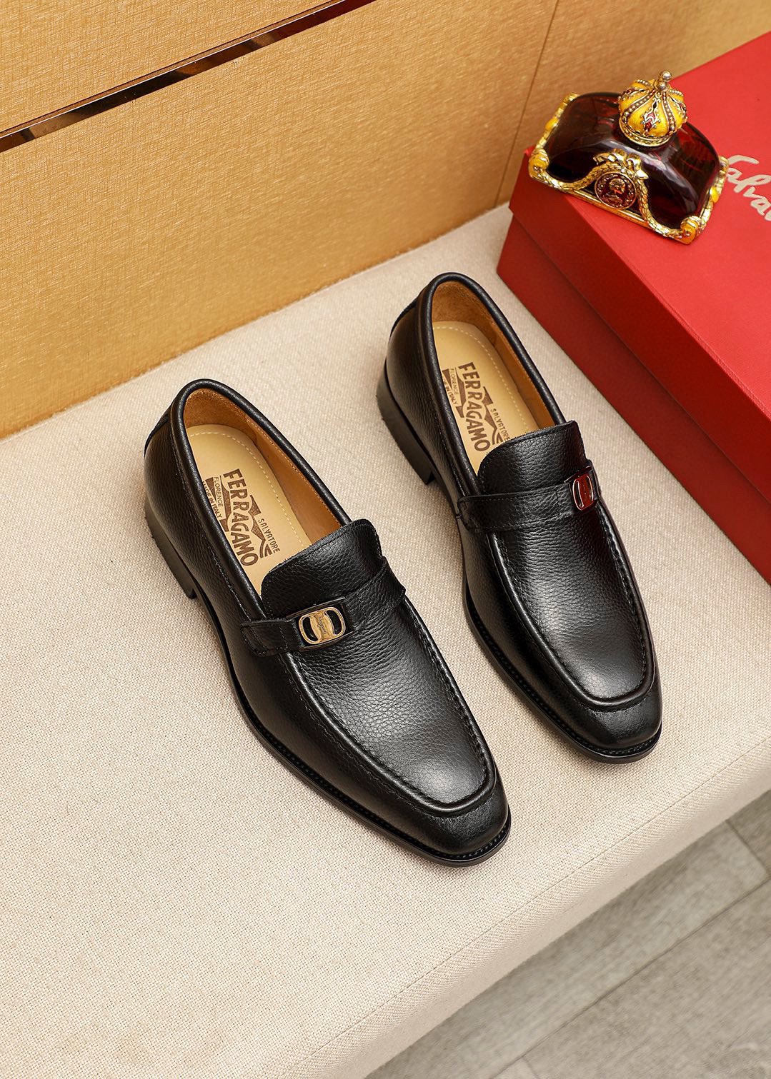 NO:745316,Product trademark Ferragamo 'Ferragamo' casual leather shoes. Regular size: 38-44 (customized at 45.46) Product materials are selected. Imported first-layer pebbled cowhide leather upper + luxury hardware buckle, imported water-dyed cowhide lining. Strong three-dimensional visual effect, original outsole. Two leather colors available, ferragamo, ferragamo, cowhide.19860909商品商标Ferragamo「 菲拉格慕」休闲皮鞋 正码码数:38-44（45.46订制） 商品材料精选 进口头层荔枝纹牛皮鞋面+奢华五金扣,进口水染牛皮内里.强烈立体视觉效果,原版大底 颜 色2种皮料可选,,ferragamo,ferragamo,cowhide,Men's shoes