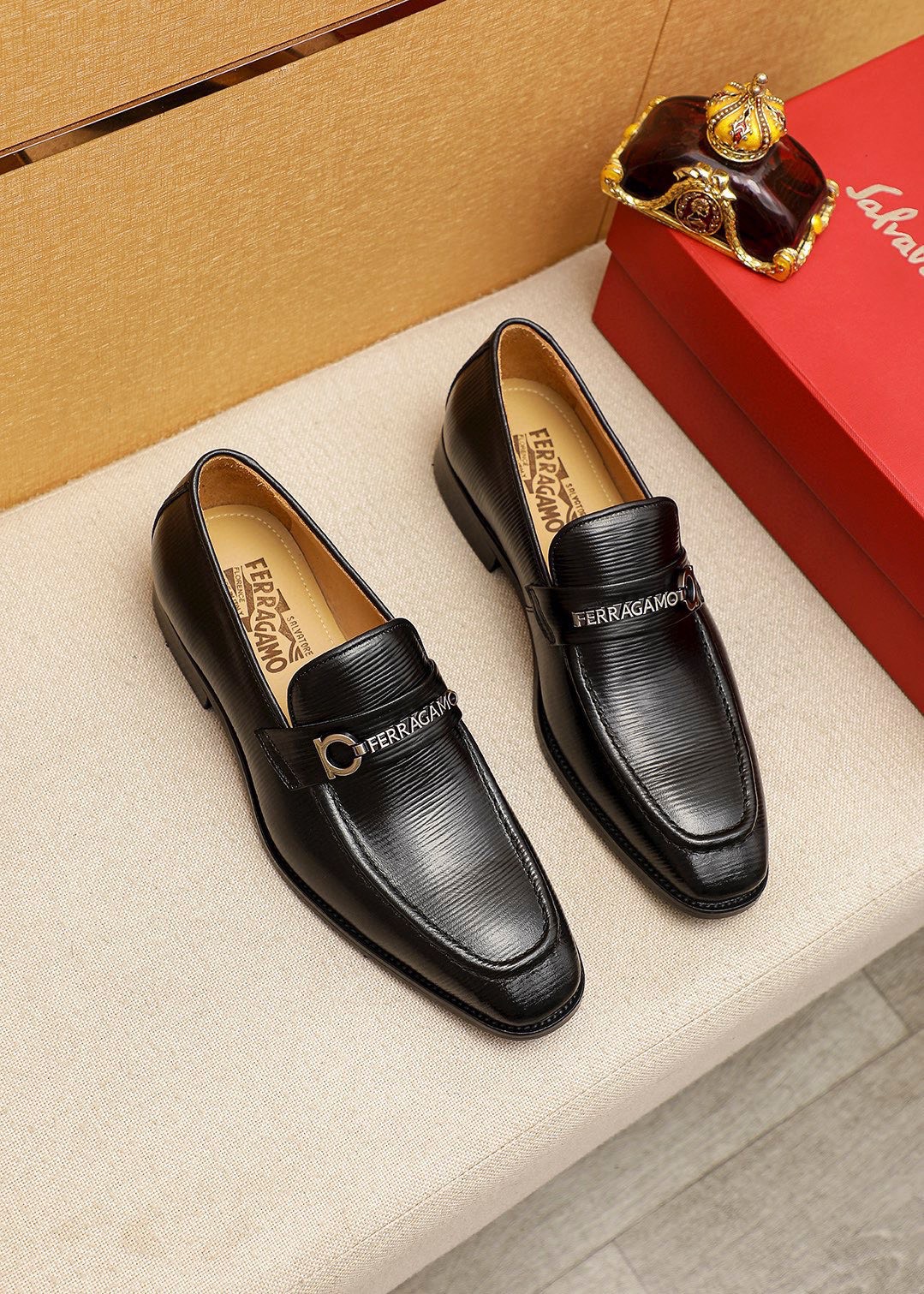 NO:745325,Product trademark Ferragamo 'Ferragamo' casual leather shoes. Regular size: 38-44 (customized at 45.46) Product materials are selected. Imported first-layer open-edge beaded cowhide leather upper + luxury hardware buckle, imported water-dyed cowhide lining. Strong three-dimensional visual effect, original outsole. Two leather colors are available, ferragamo, ferragamo, cowhide.19860909商品商标Ferragamo「 菲拉格慕」休闲皮鞋 正码码数:38-44（45.46订制） 商品材料精选 进口头层开边珠牛皮圧花鞋面+奢华五金扣,进口水染牛皮内里.强烈立体视觉效果,原版大底 颜 色2种皮料可选,,ferragamo,ferragamo,cowhide,Men's shoes