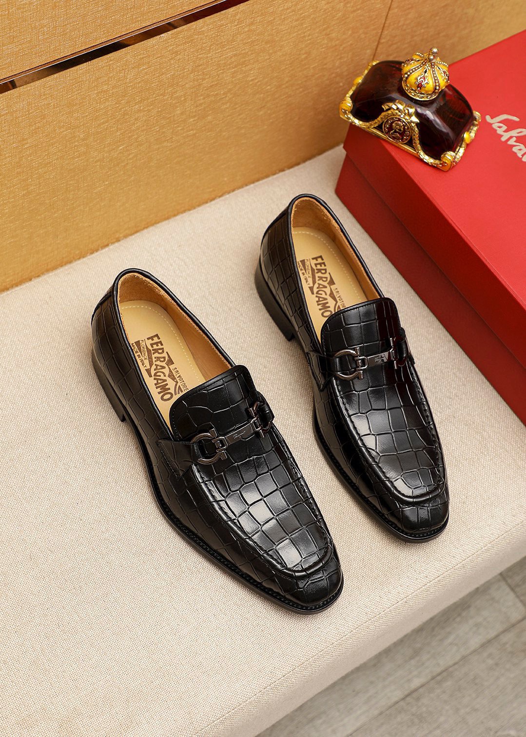 NO:745507,Product trademark Ferragamo 'Ferragamo' casual leather shoes. Regular size: 38-44 (customized at 45.46) Product materials are selected. Imported first-layer open-edge beaded cowhide leather upper + luxury hardware buckle, imported water-dyed cowhide lining. Strong three-dimensional visual effect, original outsole color 2 colors available, ferragamo, ferragamo, cowhide19860909商品商标Ferragamo「 菲拉格慕」休闲皮鞋 正码码数:38-44（45.46订制） 商品材料精选 进口头层开边珠牛皮圧花鞋面+奢华五金扣,进口水染牛皮内里.强烈立体视觉效果,原版大底 颜 色2色可选,,ferragamo,ferragamo,cowhide,Men's shoes