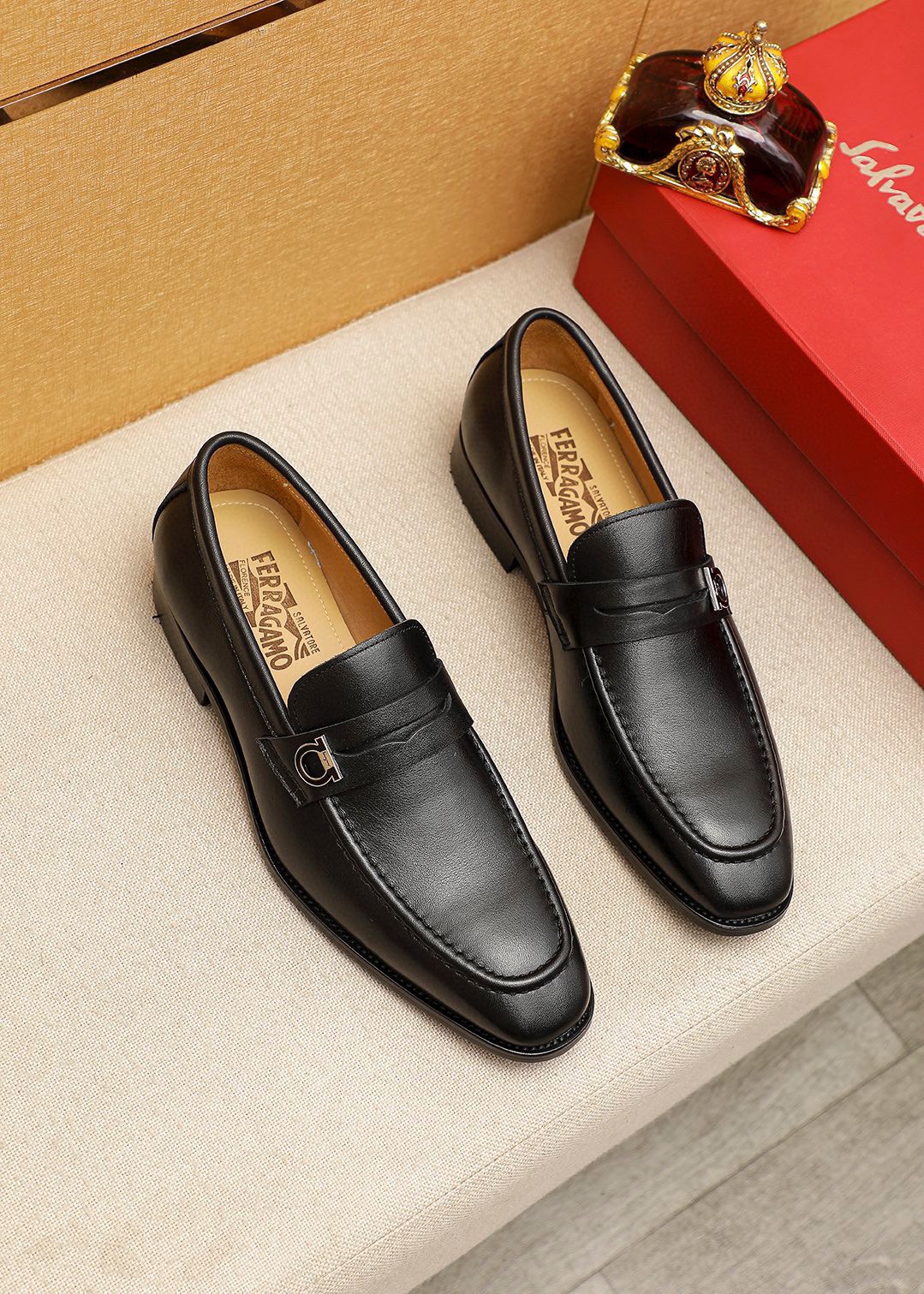 NO:745513,Product trademark Ferragamo 'Ferragamo' casual leather shoes. Regular size: 38-44 (customized at 45.46) Product material selection: imported first-layer calfskin upper + luxury hardware buckle, imported water-dyed cowhide lining. Strong three-dimensional visual effect, original outsole 2 colors of leather available, ferragamo, ferragamo, cowhide19860909商品商标Ferragamo「 菲拉格慕」休闲皮鞋 正码码数:38-44（45.46订制） 商品材料精选 进口头层小牛皮鞋面+奢华五金扣,进口水染牛皮内里.强烈立体视觉效果,原版大底 颜 色2种皮料可选,,ferragamo,ferragamo,cowhide,Men's shoes