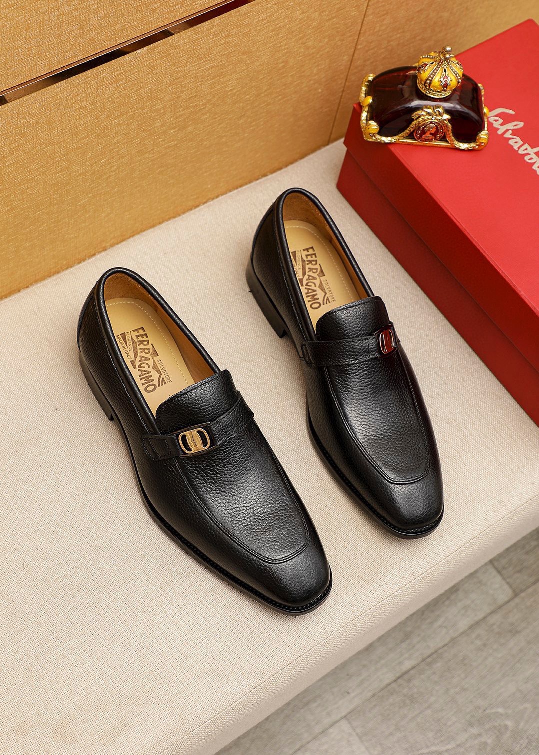 NO:745531,Product trademark Ferragamo 'Ferragamo' casual leather shoes. Regular size: 38-44 (customized at 45.46) Product material selection: imported first-layer pebbled cowhide leather upper + luxury hardware buckle, imported water-dyed cowhide lining. Strong three-dimensional visual effect, original outsole color 2 colors available, ferragamo, ferragamo, cowhide19860909商品商标Ferragamo「 菲拉格慕」休闲皮鞋 正码码数:38-44（45.46订制） 商品材料精选 进口头层荔枝纹牛皮鞋面+奢华五金扣,进口水染牛皮内里.强烈立体视觉效果,原版大底 颜 色2色可选,,ferragamo,ferragamo,cowhide,Men's shoes