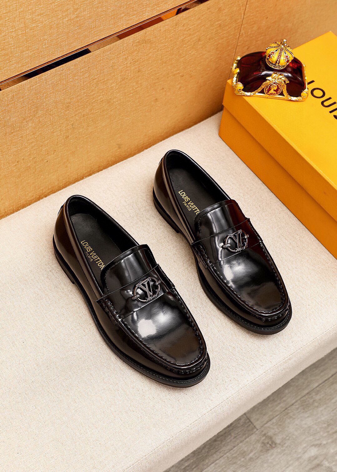 NO:745503,Product trademark LOUIS VUITTON 'Louis Vuitton' casual leather shoes. Regular size: 39-44 (customized at 38.45) Product material selection: imported first-layer open-edge beaded cowhide upper + luxury hardware buckle, imported first-layer cowhide lining. Strong three-dimensional visual effect, original rubber outsole, 1 color optional, louis vuitton, louis vuitton, cowhide19860909商品商标LOUIS VUITTON「 路易威登」休闲皮鞋 正码码数:39-44（38.45订制） 商品材料精选 进口头层开边珠牛皮鞋面+奢华五金扣,进口头层牛皮内里.强烈立体视觉效果,原版橡胶大底 颜 色1色可选,,louis vuitton,louis vuitton,cowhide,Men's shoes