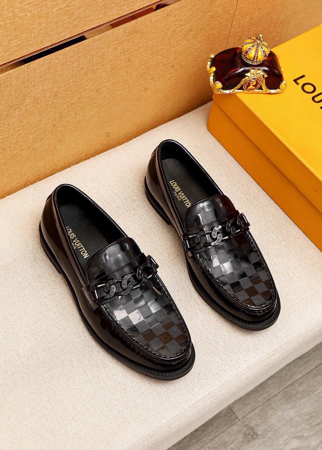 NO:745506,Product trademark LOUIS VUITTON 'Louis Vuitton' casual leather shoes. Regular size: 39-44 (customized at 38.45) Product material selection: imported first-layer open-edge beaded cowhide embossed upper + luxury hardware buckle, imported first-layer cowhide lining. Strong three-dimensional visual effect, original rubber outsole, 1 color available, louis vuitton, louis vuitton, cowhide19860909商品商标LOUIS VUITTON「 路易威登」休闲皮鞋 正码码数:39-44（38.45订制） 商品材料精选 进口头层开边珠牛皮压花鞋面+奢华五金扣,进口头层牛皮内里.强烈立体视觉效果,原版橡胶大底 颜 色1色可选,,louis vuitton,louis vuitton,cowhide,Men's shoes