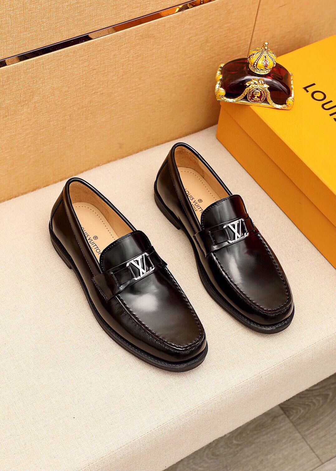 NO:745517,Product trademark LOUIS VUITTON 'Louis Vuitton' casual leather shoes. Regular size: 39-44 (customized at 38.45) Product material selection: imported first-layer open-edge beaded cowhide upper + luxury hardware buckle, imported first-layer cowhide lining. Strong three-dimensional visual effect, original rubber outsole, 2 colors available, louis vuitton, louis vuitton, cowhide19860909商品商标LOUIS VUITTON「 路易威登」休闲皮鞋 正码码数:39-44（38.45订制） 商品材料精选 进口头层开边珠牛皮鞋面+奢华五金扣,进口头层牛皮内里.强烈立体视觉效果,原版橡胶大底 颜 色2色可选,,louis vuitton,louis vuitton,cowhide,Men's shoes