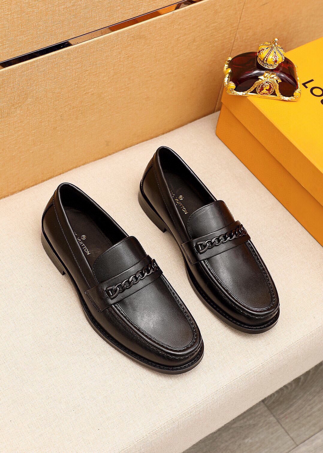 NO:745529,Product trademark LOUIS VUITTON 'Louis Vuitton' casual leather shoes. Regular size: 39-44 (customized at 38.45) Product material selection: imported first-layer calfskin upper + luxury hardware buckle, imported first-layer cowhide lining. Strong three-dimensional visual effect, original combination outsole, 1 color optional, louis vuitton, louis vuitton, cowhide19860909商品商标LOUIS VUITTON「 路易威登」休闲皮鞋 正码码数:39-44（38.45订制） 商品材料精选 进口头层小牛皮鞋面+奢华五金扣,进口头层牛皮内里.强烈立体视觉效果,原版组合大底 颜 色1色可选,,louis vuitton,louis vuitton,cowhide,Men's shoes