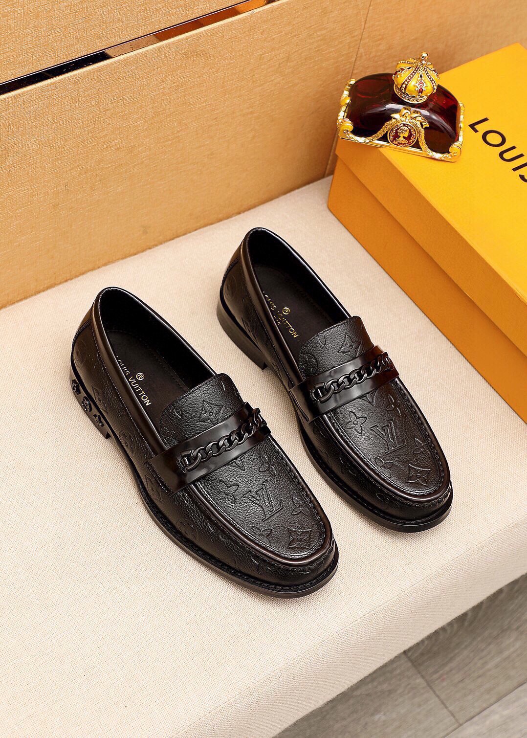 NO:745541,Product trademark LOUIS VUITTON 'Louis Vuitton' casual leather shoes. Regular size: 39-44 (customized at 38.45) Product material selection: imported first-layer calfskin embossed upper + luxury hardware buckle, imported first-layer cowhide lining. Strong three-dimensional visual effect, original combination outsole, 1 color available, louis vuitton, louis vuitton, cowhide19860909商品商标LOUIS VUITTON「 路易威登」休闲皮鞋 正码码数:39-44（38.45订制） 商品材料精选 进口头层小牛皮压花鞋面+奢华五金扣,进口头层牛皮内里.强烈立体视觉效果,原版组合大底 颜 色1色可选,,louis vuitton,louis vuitton,cowhide,Men's shoes