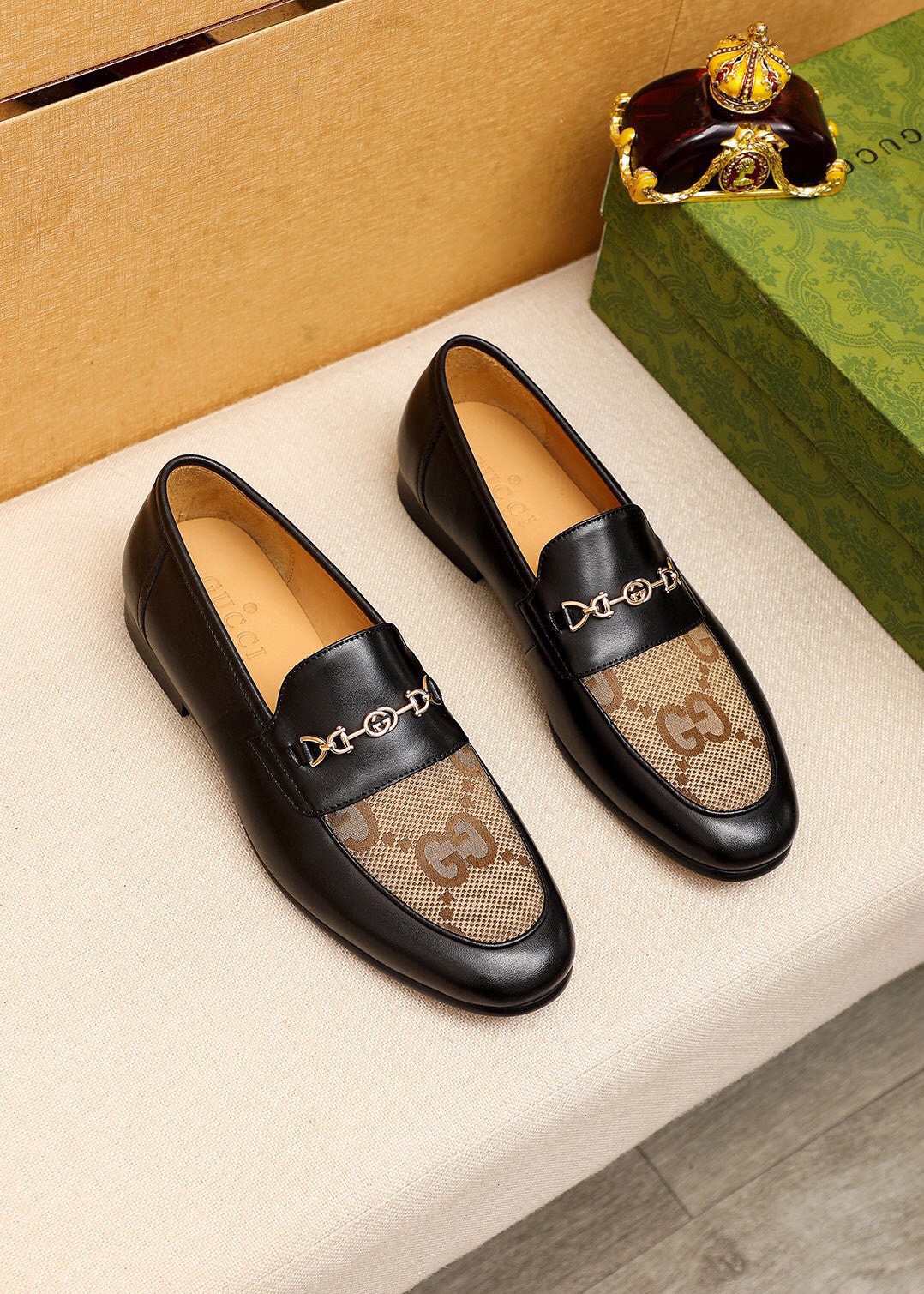 NO:620948,Product trademark GUCCI 'Gucci' casual leather shoes. Regular size: 38-44 (45 customized) Product material selection: imported first-layer calfskin upper + classic hardware buckle, imported water-dyed cowhide lining. Strong three-dimensional visual effect, original combination outsole, 2 colors available, gucci, gucci, cowhide19860909商品商标GUCCI「 古驰」休闲皮鞋 正码码数:38-44（45订制） 商品材料精选 进口头层小牛皮鞋面+经典五金扣,进口水染牛皮内里.强烈立体视觉效果,原版组合大底 颜 色2色可选,,gucci,gucci,cowhide,Men's shoes