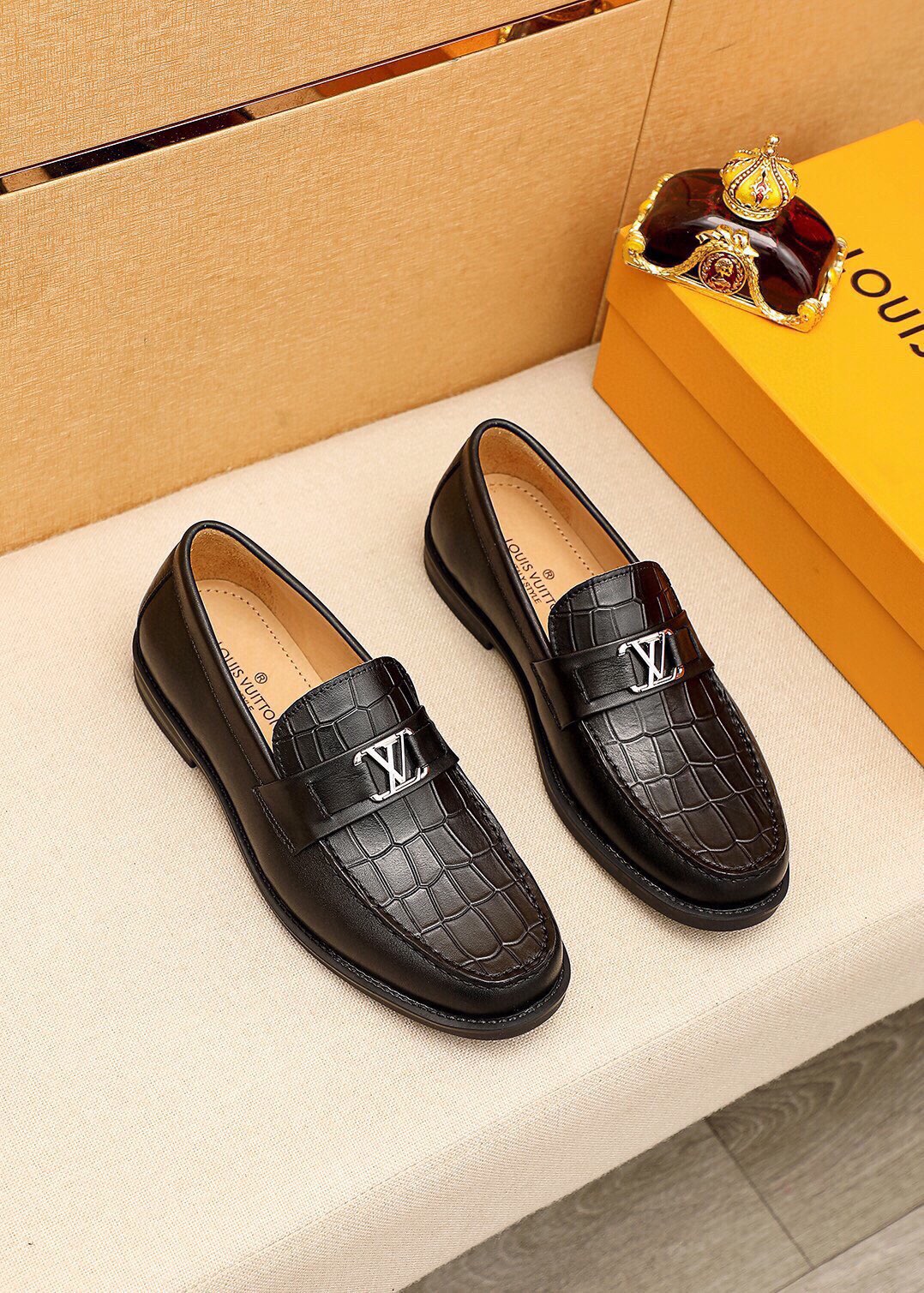 NO:620958,Product trademark LOUIS VUITTON 'Louis Vuitton' casual leather shoes. Regular size: 38-44 (45 customized) Product material selection: imported first-layer cowhide embossed upper + luxury hardware buckle, imported first-layer cowhide lining. Strong three-dimensional visual effect, original rubber outsole, 1 color available, louis vuitton, louis vuitton, cowhide19860909商品商标LOUIS VUITTON「 路易威登」休闲皮鞋 正码码数:38-44（45订制） 商品材料精选 进口头层牛皮压花鞋面+奢华五金扣,进口头层牛皮内里.强烈立体视觉效果,原版橡胶大底 颜 色1色可选,,louis vuitton,louis vuitton,cowhide,Men's shoes