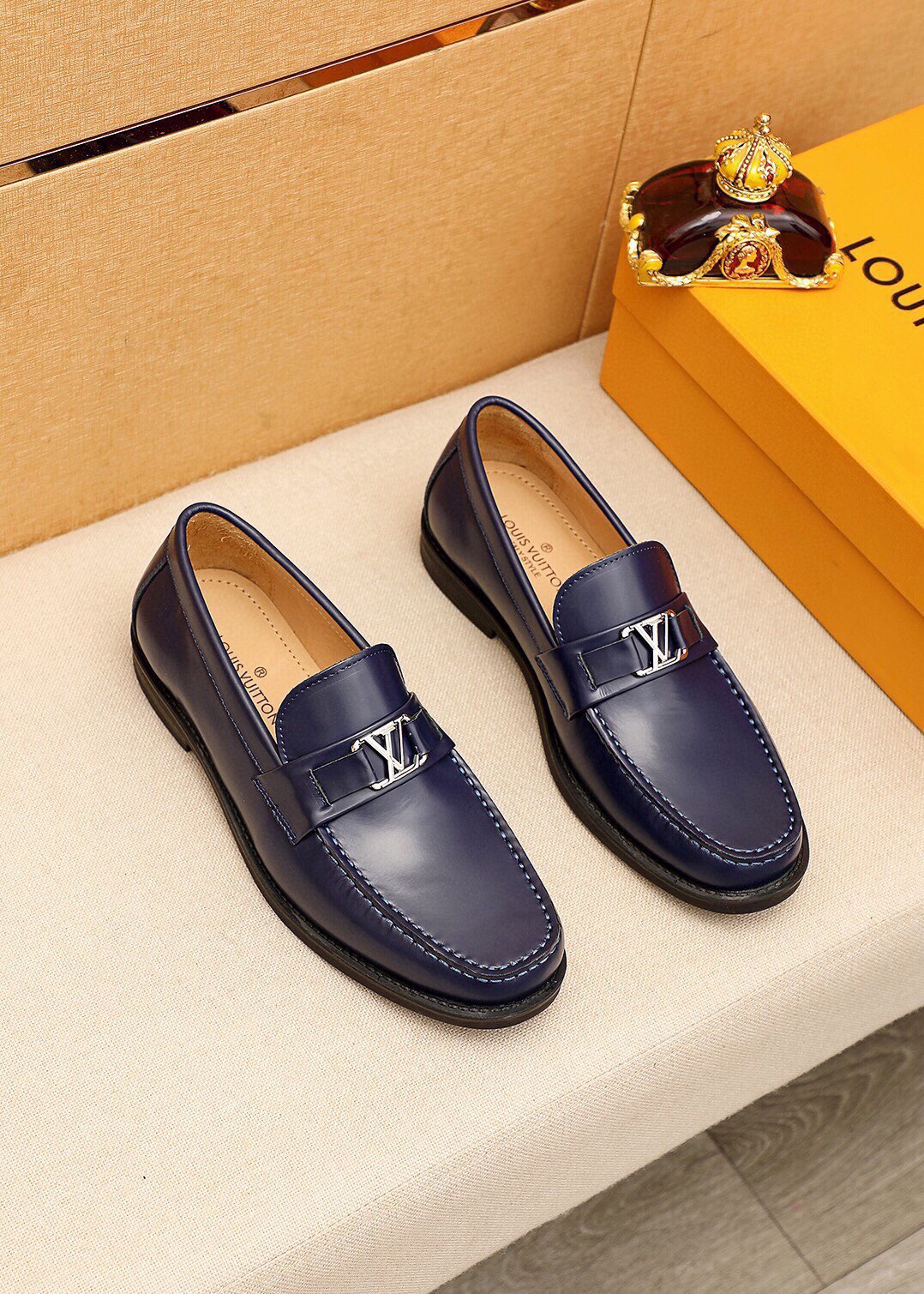 NO:620930,Product trademark LOUIS VUITTON 'Louis Vuitton' casual leather shoes. Regular size: 38-44 (45 customized) Product material selection: imported first-layer open-edge beaded cowhide upper + luxury hardware buckle, imported first-layer cowhide lining. Strong three-dimensional visual effect, original rubber outsole, 1 color available, louis vuitton, louis vuitton, cowhide19860909商品商标LOUIS VUITTON「 路易威登」休闲皮鞋 正码码数:38-44（45订制） 商品材料精选 进口头层开边珠牛皮鞋面+奢华五金扣,进口头层牛皮内里.强烈立体视觉效果,原版橡胶大底 颜 色1色可选,,louis vuitton,louis vuitton,cowhide,Men's shoes