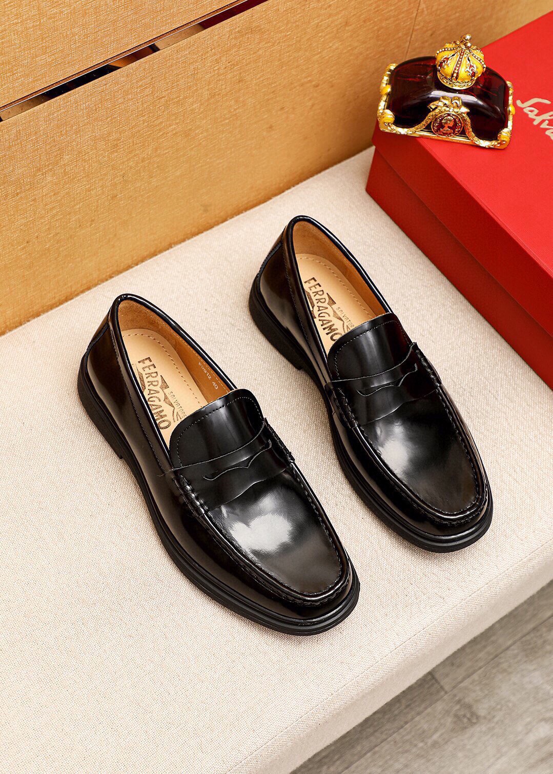 NO:620944,Product trademark Ferragamo 'Ferragamo' casual leather shoes. Regular size: 38-44 (45 customized) Product materials are selected. Imported first-layer open-edge beaded cowhide upper, imported water-dyed cowhide lining. Strong three-dimensional visual effect, original outsole. Three leather colors are available, ferragamo, ferragamo, cowhide.19860909商品商标Ferragamo「 菲拉格慕」休闲皮鞋 正码码数:38-44（45订制） 商品材料精选 进口头层开边珠牛皮鞋面,进口水染牛皮内里.强烈立体视觉效果,原版大底 颜 色3种皮料可选,,ferragamo,ferragamo,cowhide,Men's shoes