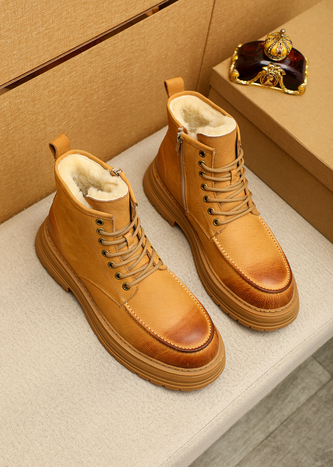 NO:621408,Product trademark 'UGG' winter high-top shoes, correct size: 39-44 (38.45 custom-made, non-refundable) Product materials are selected from high-quality pebbled grain rubbed cowhide leather upper, real wool lining, rubber outsole,,cowhide19860909商品商标「 UGG 」冬季高帮鞋 正码码数:39-44 (38.45定做不退换) 商品材料精选优质荔枝纹擦色牛皮鞋面 真羊毛内里 橡胶大底,,cowhide,Men's shoes