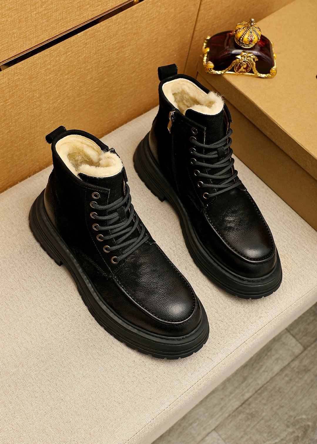 NO:621411,Product trademark 'UGG' winter high-top shoes, correct size: 39-44 (38.45 custom-made, non-refundable) Product materials are selected from high-quality pebbled cowhide leather upper, real wool lining, rubber outsole,,cowhide19860909商品商标「 UGG 」冬季高帮鞋 正码码数:39-44 (38.45定做不退换) 商品材料精选优质荔枝纹牛皮鞋面 真羊毛内里 橡胶大底,,cowhide,Men's shoes