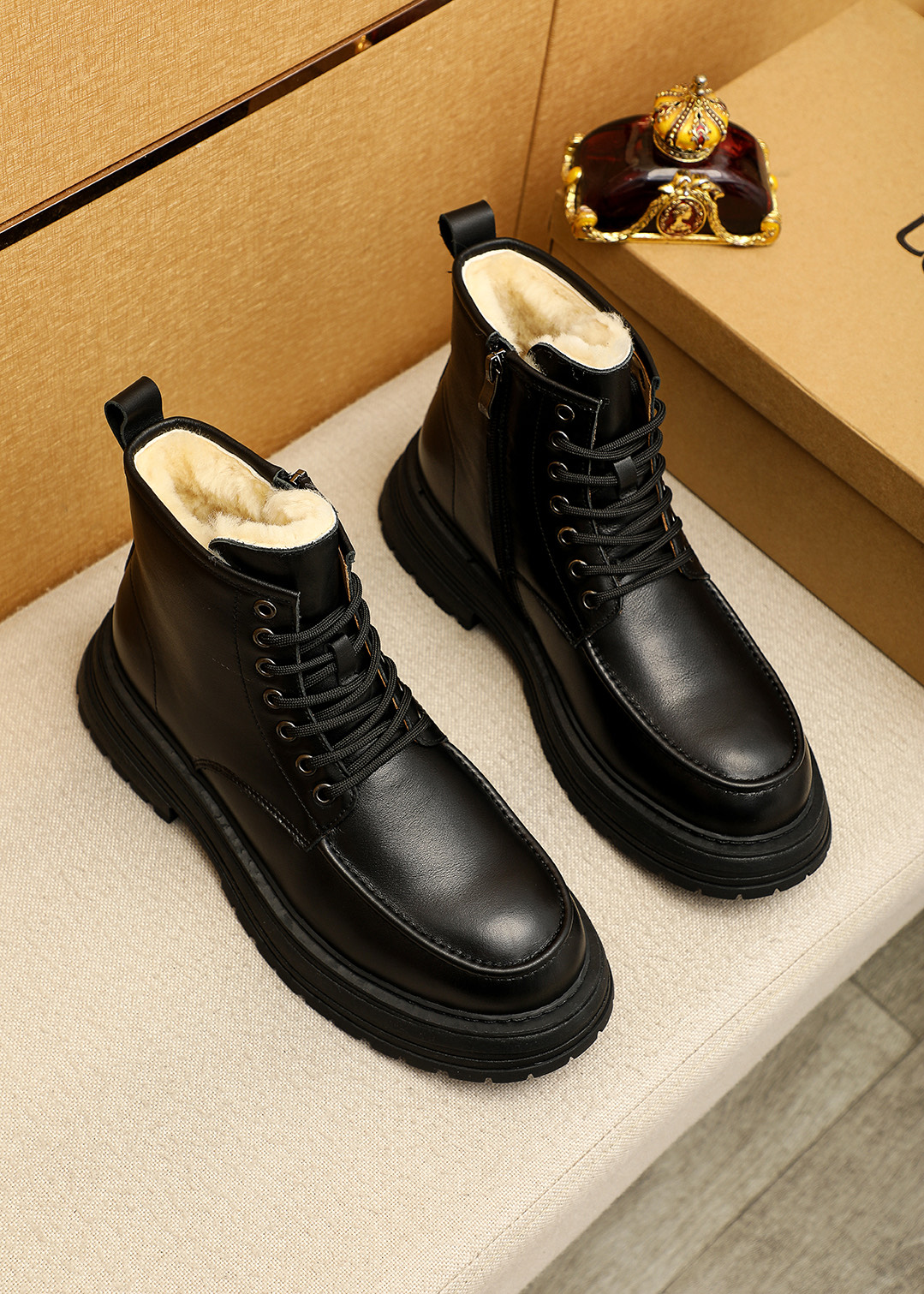 NO:621414,Product trademark 'UGG' winter high-top shoes, correct size: 39-44 (38.45 custom-made, non-refundable) Product materials are selected from high-quality cowhide upper, real wool lining, rubber outsole, cowhide19860909商品商标「 UGG 」冬季高帮鞋 正码码数:39-44 (38.45定做不退换) 商品材料精选优质牛皮鞋面 真羊毛内里 橡胶大底,,cowhide,Men's shoes