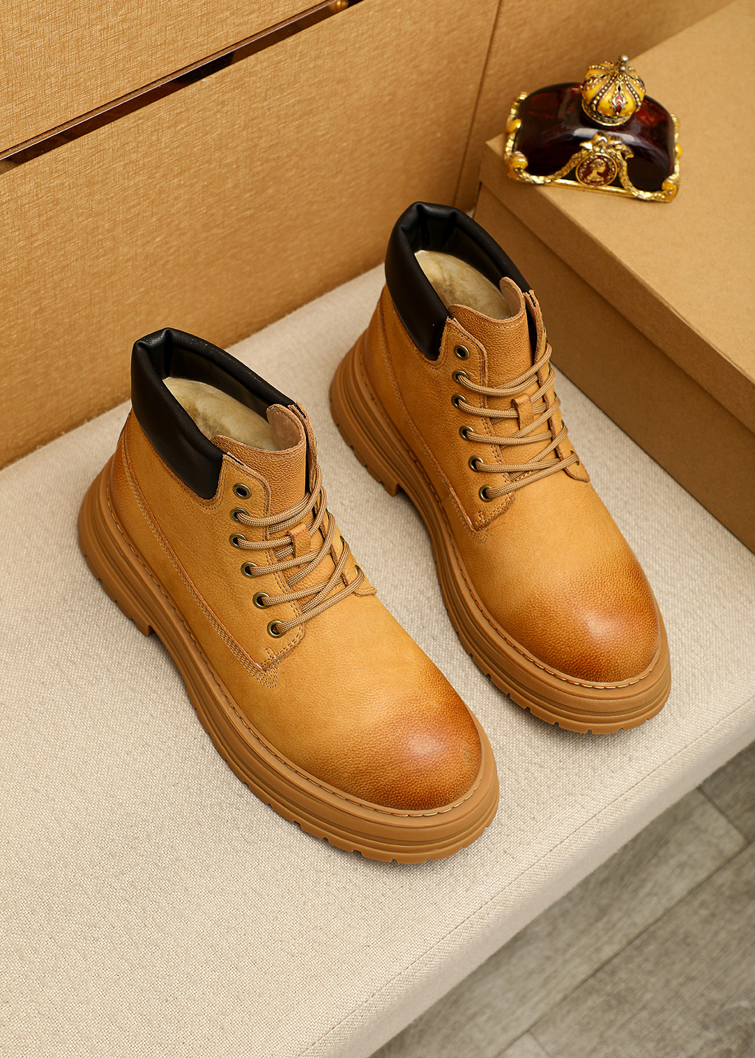 NO:621417,Product trademark 'UGG' winter high-top shoes, correct size: 39-44 (38.45 custom-made, non-refundable) Product materials are selected from high-quality pebbled grain rubbed cowhide leather upper, real wool lining, rubber outsole,,cowhide19860909商品商标「 UGG 」冬季高帮鞋 正码码数:39-44 (38.45定做不退换) 商品材料精选优质荔枝纹擦色牛皮鞋面 真羊毛内里 橡胶大底,,cowhide,Men's shoes