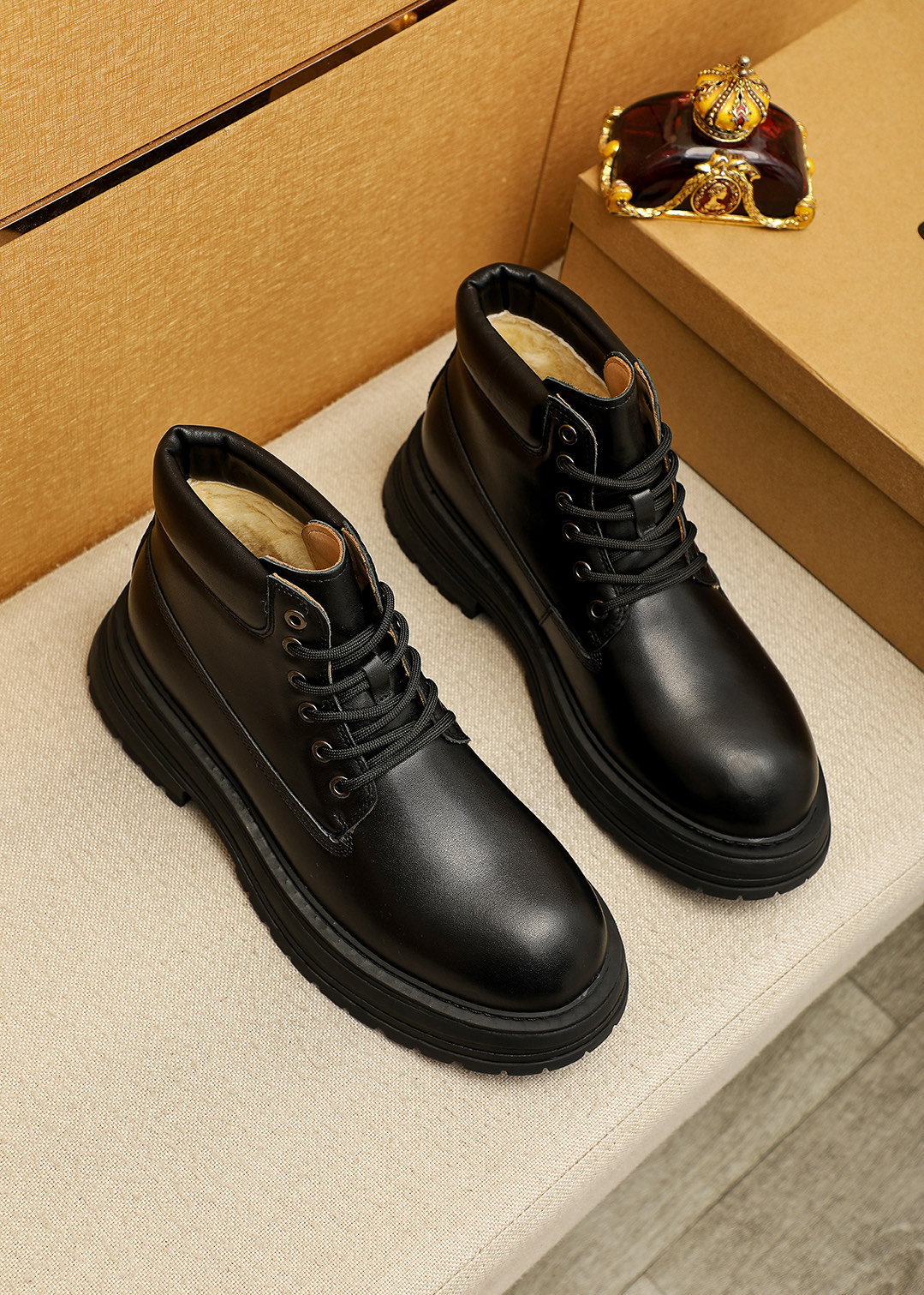 NO:621420,Product trademark 'UGG' winter high-top shoes, correct size: 39-44 (38.45 custom-made, non-refundable) Product materials are selected from high-quality cowhide upper, real wool lining, rubber outsole, cowhide19860909商品商标「 UGG 」冬季高帮鞋 正码码数:39-44 (38.45定做不退换) 商品材料精选优质牛皮鞋面 真羊毛内里 橡胶大底,,cowhide,Men's shoes