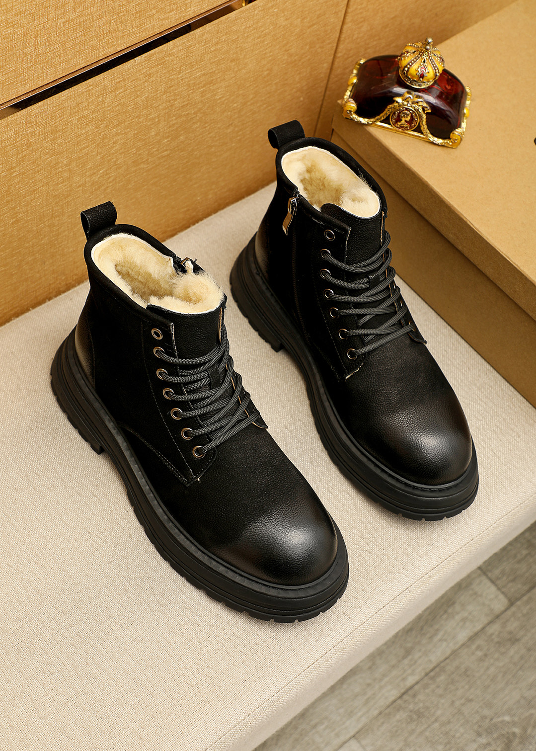 NO:621423,Product trademark 'UGG' winter high-top shoes, correct size: 39-44 (38.45 custom-made, non-refundable) Product materials are selected from high-quality pebbled cowhide leather upper, real wool lining, rubber outsole,,cowhide19860909商品商标「 UGG 」冬季高帮鞋 正码码数:39-44 (38.45定做不退换) 商品材料精选优质荔枝纹牛皮鞋面 真羊毛内里 橡胶大底,,cowhide,Men's shoes
