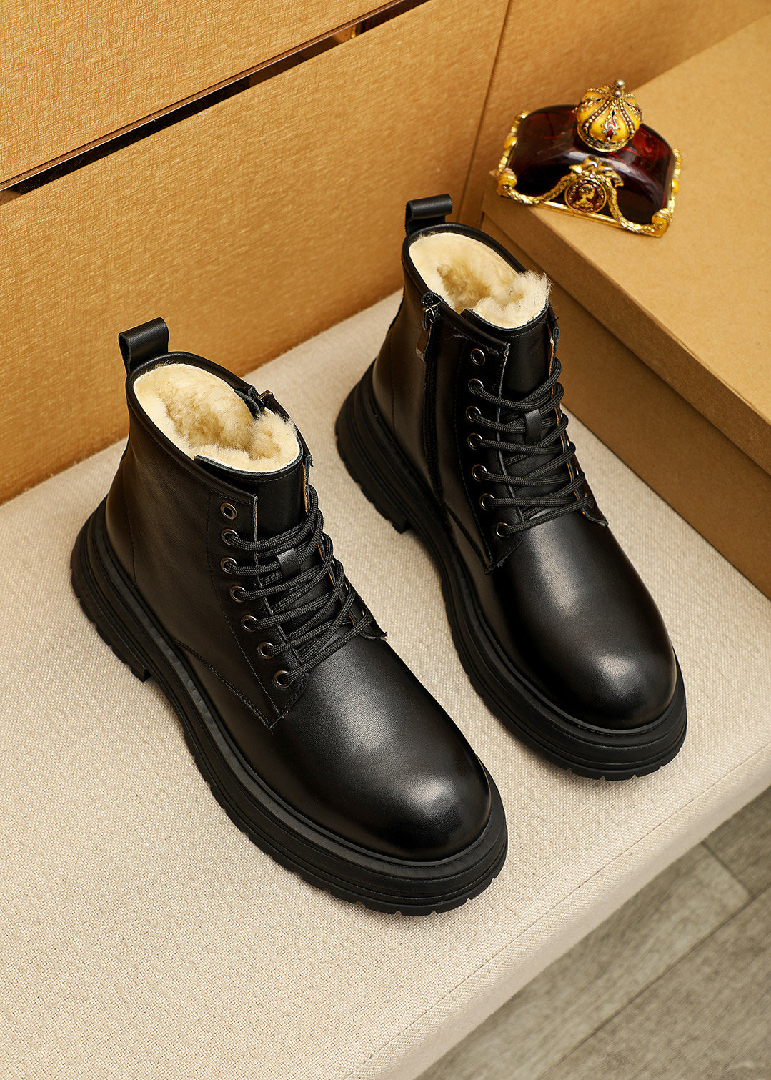 NO:621429,Product trademark 'UGG' winter high-top shoes, correct size: 39-44 (38.45 custom-made, non-refundable) Product materials are selected from high-quality cowhide upper, real wool lining, rubber outsole, cowhide19860909商品商标「 UGG 」冬季高帮鞋 正码码数:39-44 (38.45定做不退换) 商品材料精选优质牛皮鞋面 真羊毛内里 橡胶大底,,cowhide,Men's shoes