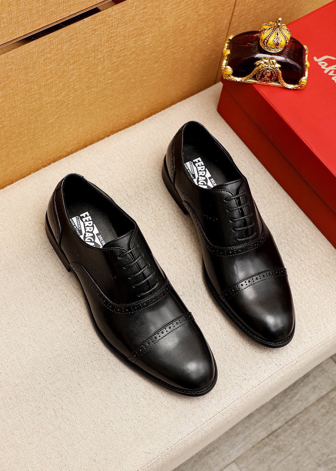 NO:639454,Product trademark Ferragamo 'Ferragamo' business leather shoes, correct size: 39-44 (customized at 38.45.46) Product material selection: imported calfskin upper, imported water-dyed cowhide lining. Strong three-dimensional visual effect, combined outsole, 2 colors available, ferragamo, ferragamo, cowhide19860909商品商标Ferragamo「 菲拉格慕」商务皮鞋 正码码数:39-44（38.45.46订制） 商品材料精选 进口小牛皮鞋面,进口水染牛皮内里.强烈立体视觉效果,组合大底 颜 色2色可选,,ferragamo,ferragamo,cowhide,Men's shoes