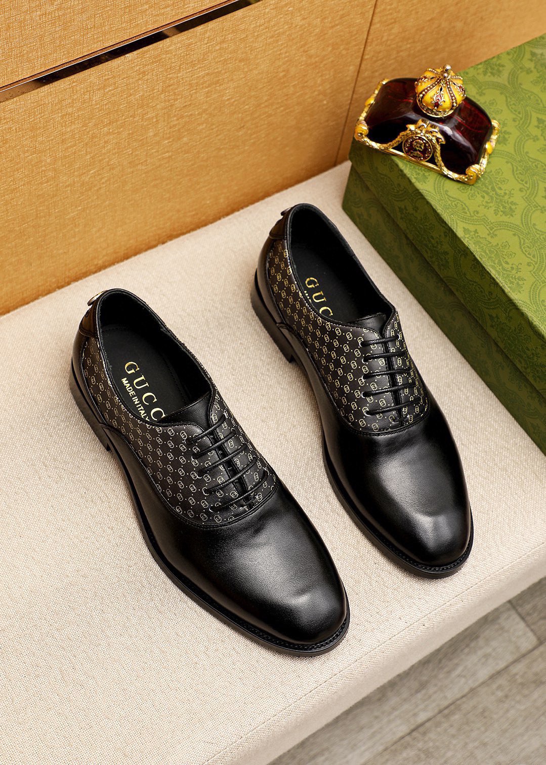 NO:639466,Product trademark GUCCI 'Gucci' business leather shoes. Regular size: 38-44 (customized at 45.46) Product material selection: imported first-layer calfskin upper, imported water-dyed cowhide lining. Strong three-dimensional visual effect, combined outsole, 2 colors available, gucci, gucci, cowhide19860909商品商标GUCCI「 古驰」商务皮鞋 正码码数:38-44（45.46订制） 商品材料精选 进口头层小牛皮鞋面,进口水染牛皮内里.强烈立体视觉效果,组合大底 颜 色2色可选,,gucci,gucci,cowhide,Men's shoes