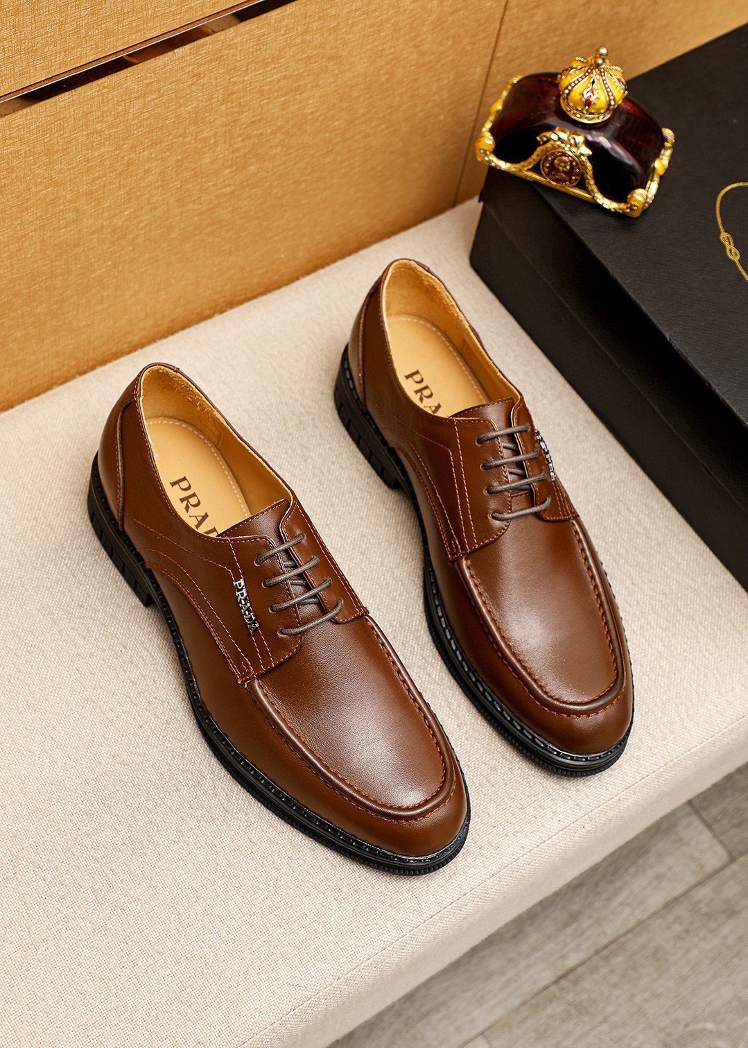 NO:639472,Product trademark PRADA 'Prada' business leather shoes, correct size: 38-44 (45.46 customized) Product material selection: imported first-layer calfskin upper, imported water-dyed cowhide lining. Strong three-dimensional visual effect, rubber outsole, 2 colors available, prada, prada, cowhide19860909商品商标PRADA「 普拉达」商务皮鞋 正码码数:38-44(45.46订制) 商品材料精选 进口头层小牛皮鞋面,进口水染牛皮内里.强烈立体视觉效果,橡胶大底 颜 色2色可选,,prada,prada,cowhide,Men's shoes