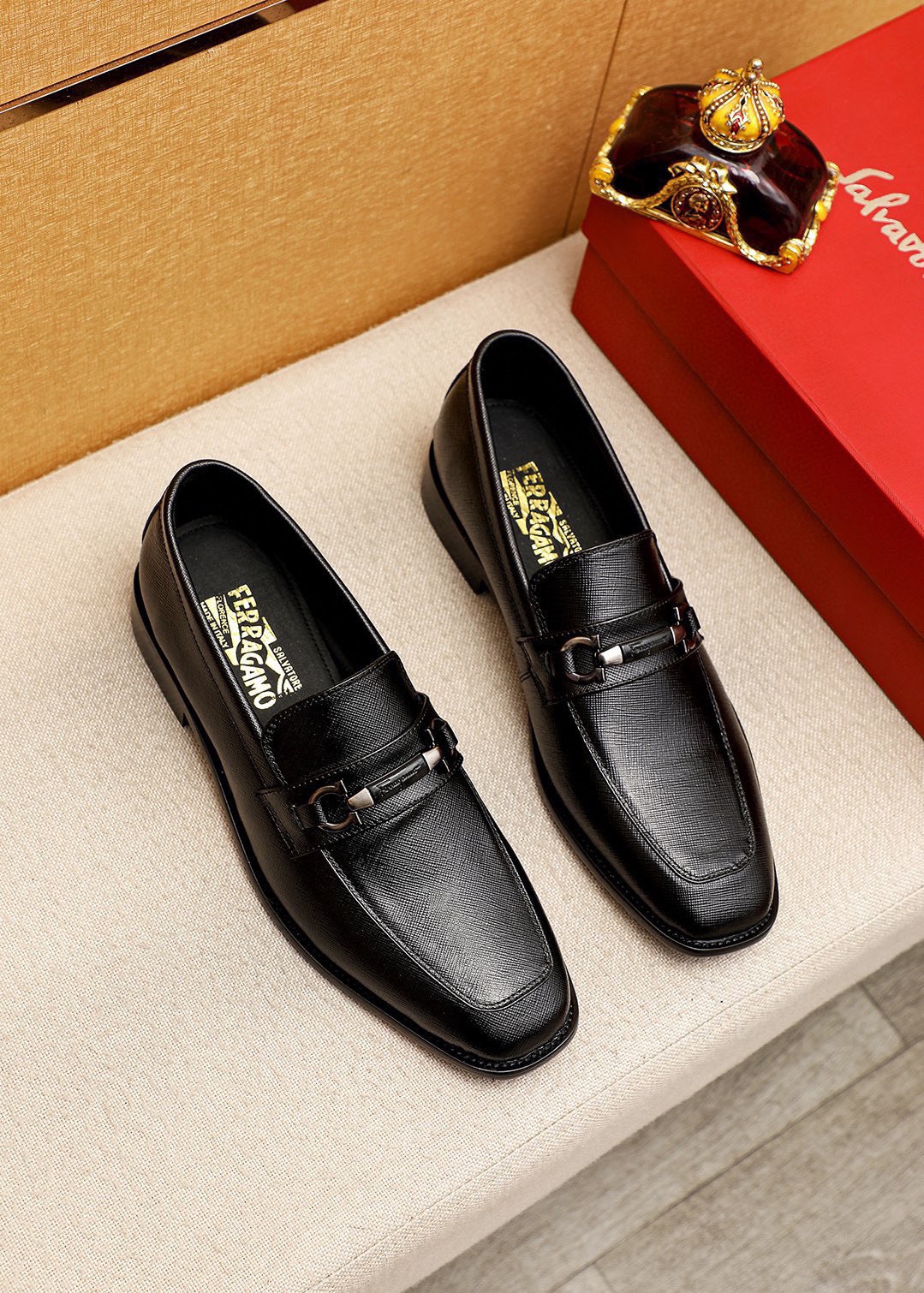 NO:639455,Product trademark Ferragamo 'Ferragamo' casual leather shoes. Regular size: 38-44 (45.46 customized) Product material selection: imported cross-grain cowhide upper + classic hardware buckle, imported water-dyed cowhide lining. Strong three-dimensional visual effect, rubber outsole, 2 colors available, ferragamo, ferragamo, cowhide19860909商品商标Ferragamo「 菲拉格慕」休闲皮鞋 正码码数:38-44（45.46订制） 商品材料精选 进口十字纹牛皮鞋面+经典五金扣,进口水染牛皮内里.强烈立体视觉效果,橡胶大底 颜 色2色可选,,ferragamo,ferragamo,cowhide,Men's shoes