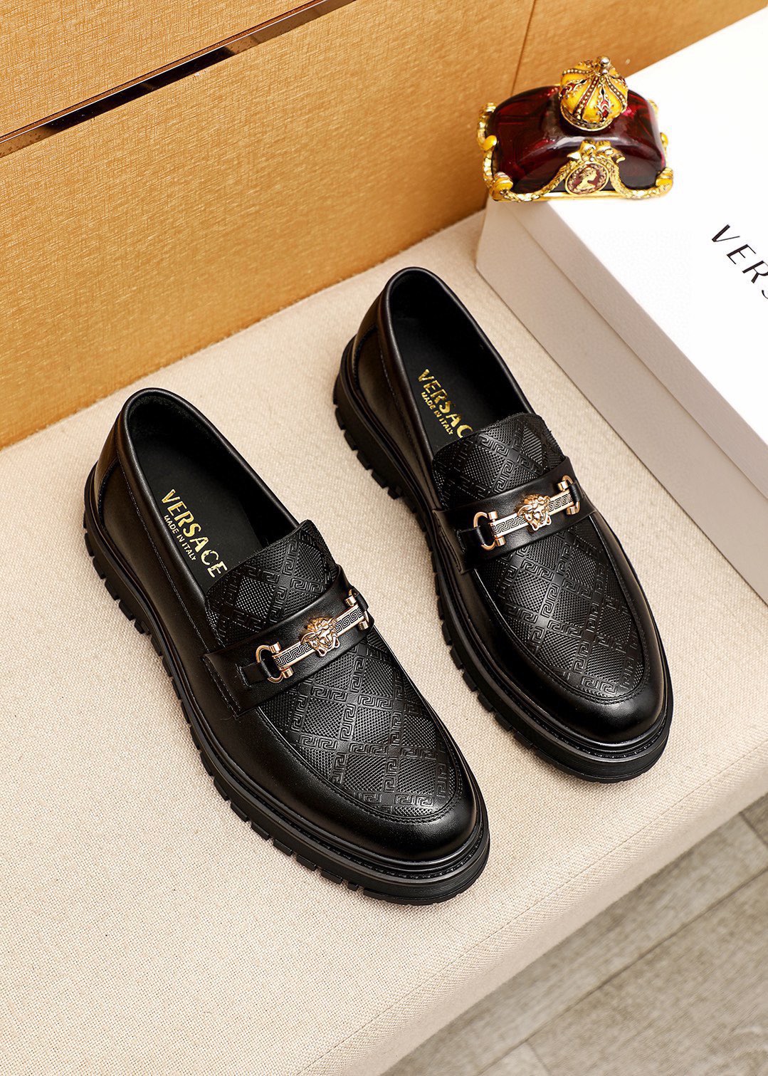 NO:639551,Product trademark VERSACE 'Versace' casual leather shoes. Regular size: 38-44 (customized at 45.46) Product material selection: imported first-layer calfskin embossed upper + luxury hardware buckle, imported water-dyed cowhide lining. Strong three-dimensional visual effect, rubber outsole, 1 color available, versace,versace,cowhide19860909商品商标VERSACE「范思哲」休闲皮鞋 正码码数:38-44（45.46订制） 商品材料精选 进口头层小牛皮压花鞋面+奢华五金扣,进口水染牛皮内里.强烈立体视觉效果,橡胶大底 颜 色1色可选,,versace,versace,cowhide,Men's shoes