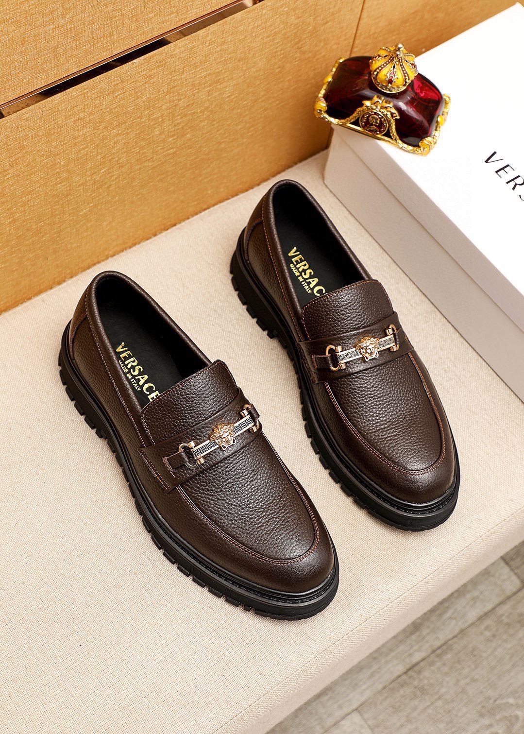 NO:639554,Product trademark VERSACE 'Versace' casual leather shoes. Regular size: 38-44 (customized at 45.46) Product material selection: imported first-layer pebbled calfskin upper + luxury hardware buckle, imported water-dyed cowhide lining. Strong three-dimensional visual effect, rubber outsole, 2 colors available, versace, versace, cowhide19860909商品商标VERSACE「范思哲」休闲皮鞋 正码码数:38-44（45.46订制） 商品材料精选 进口头层荔枝纹小牛皮鞋面+奢华五金扣,进口水染牛皮内里.强烈立体视觉效果,橡胶大底 颜 色2色可选,,versace,versace,cowhide,Men's shoes