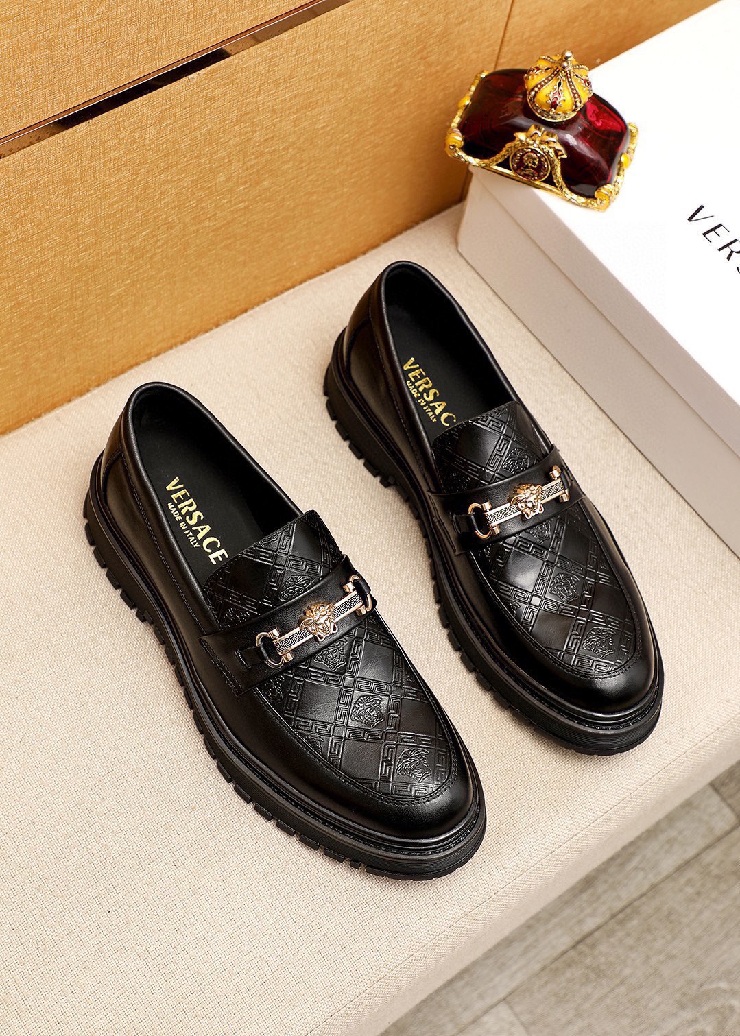 NO:639557,Product trademark VERSACE 'Versace' casual leather shoes. Regular size: 38-44 (customized at 45.46) Product material selection: imported first-layer calfskin embossed upper + luxury hardware buckle, imported water-dyed cowhide lining. Strong three-dimensional visual effect, rubber outsole, 1 color available, versace,versace,cowhide19860909商品商标VERSACE「范思哲」休闲皮鞋 正码码数:38-44（45.46订制） 商品材料精选 进口头层小牛皮压花鞋面+奢华五金扣,进口水染牛皮内里.强烈立体视觉效果,橡胶大底 颜 色1色可选,,versace,versace,cowhide,Men's shoes