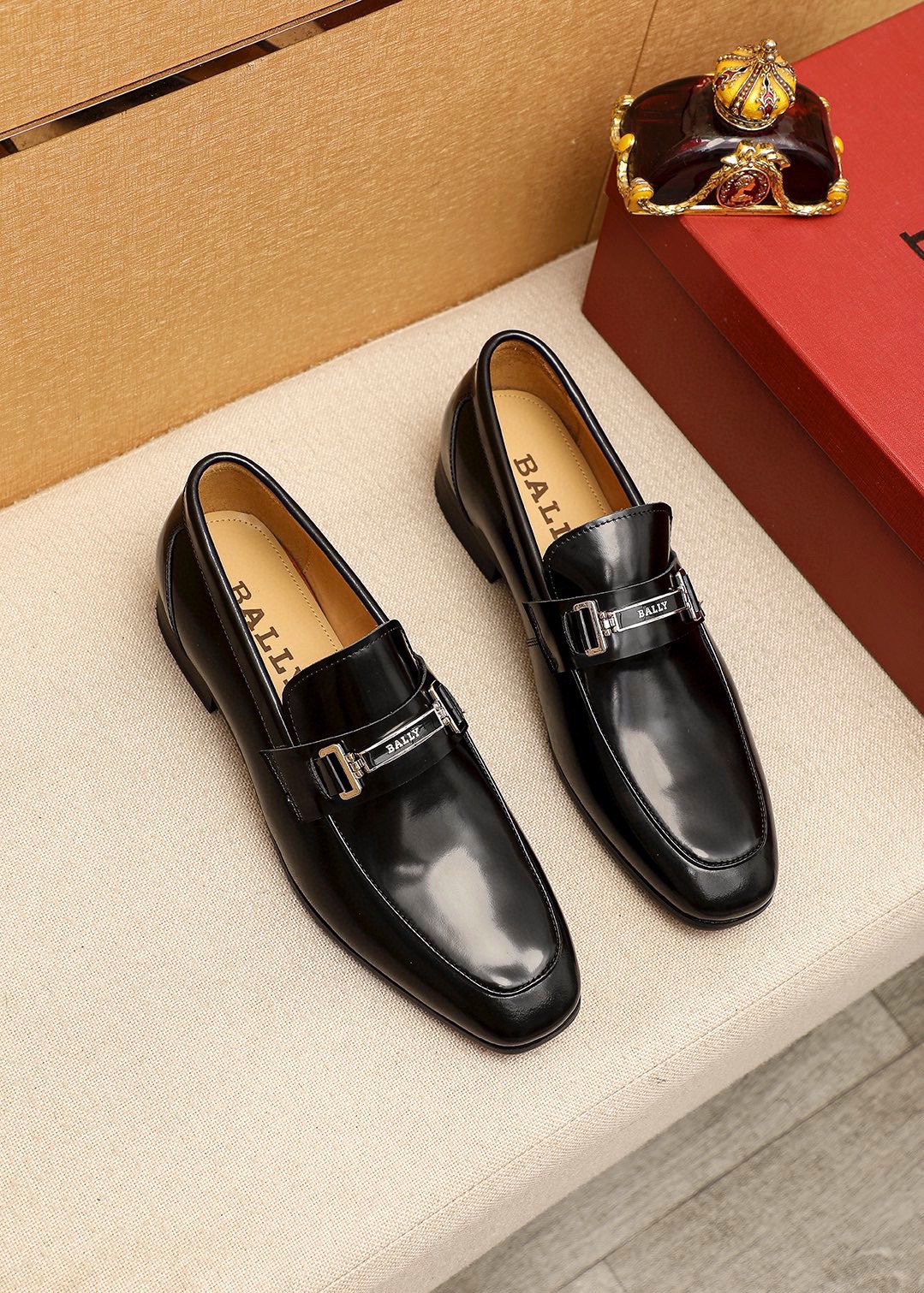 NO:639563,Product trademark BALLY 'Bally' casual leather shoes, correct size: 38-44 (45.46 customized) Product material selection: imported first-layer open-edge beaded cowhide upper + luxury hardware buckle, imported cowhide lining. Strong three-dimensional visual effect, combined outsole, 1 color optional, bally, cowhide19860909商品商标BALLY「 巴利」休闲皮鞋 正码码数:38-44 (45.46订制) 商品材料精选 进口头层开边珠牛皮鞋面+奢华五金扣,进口牛皮内里.强烈立体视觉效果,组合大底 颜 色1色可选,,bally,cowhide,Men's shoes