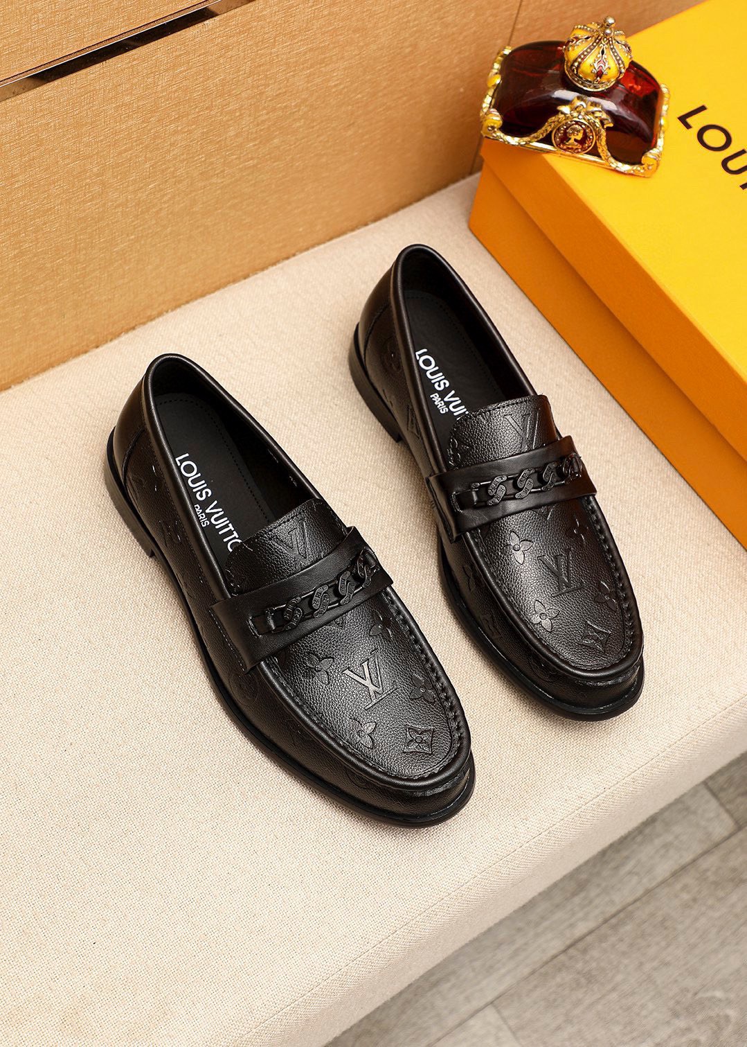 NO:639566,Product trademark LOUIS VUITTON 'Louis Vuitton' casual leather shoes. Regular size: 38-44 (customized at 45.46) Product material selection: imported first-layer calfskin embossed upper + luxury hardware buckle, imported first-layer cowhide lining. Strong three-dimensional visual effect, combined outsole color 1 color optional, louis vuitton, louis vuitton, cowhide19860909商品商标LOUIS VUITTON「 路易威登」休闲皮鞋 正码码数:38-44（45.46订制） 商品材料精选 进口头层小牛皮压花鞋面+奢华五金扣,进口头层牛皮内里.强烈立体视觉效果,组合大底 颜 色1色可选,,louis vuitton,louis vuitton,cowhide,Men's shoes