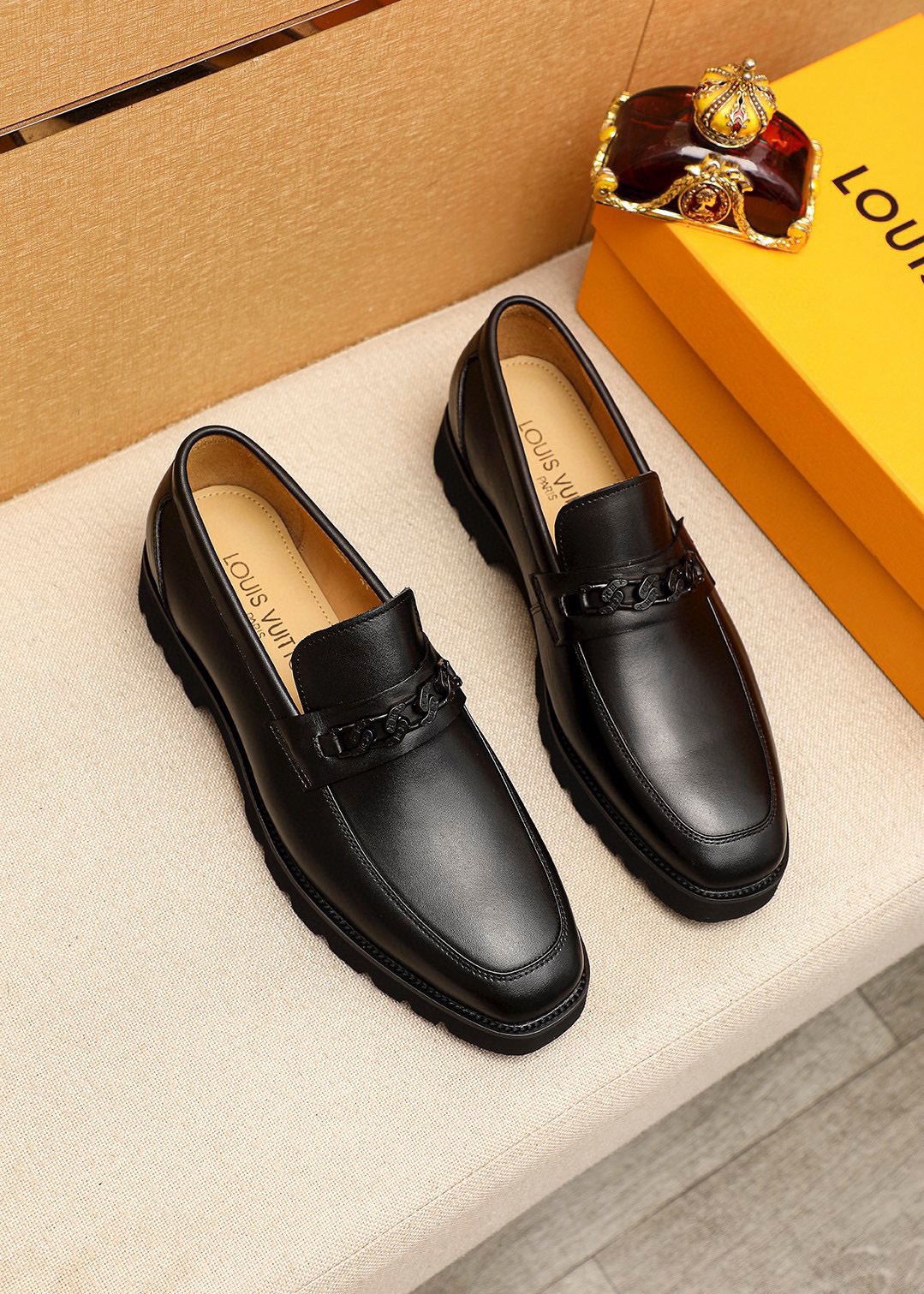 NO:639569,Product trademark LOUIS VUITTON 'Louis Vuitton' casual leather shoes. Regular size: 38-44 (customized at 45.46) Product material selection: imported first-layer calfskin upper + luxury hardware buckle, imported first-layer cowhide lining. Strong three-dimensional visual effect, foam outsole, 1 color optional, louis vuitton, louis vuitton, cowhide19860909商品商标LOUIS VUITTON「 路易威登」休闲皮鞋 正码码数:38-44（45.46订制） 商品材料精选 进口头层小牛皮鞋面+奢华五金扣,进口头层牛皮内里.强烈立体视觉效果,发泡大底 颜 色1色可选,,louis vuitton,louis vuitton,cowhide,Men's shoes