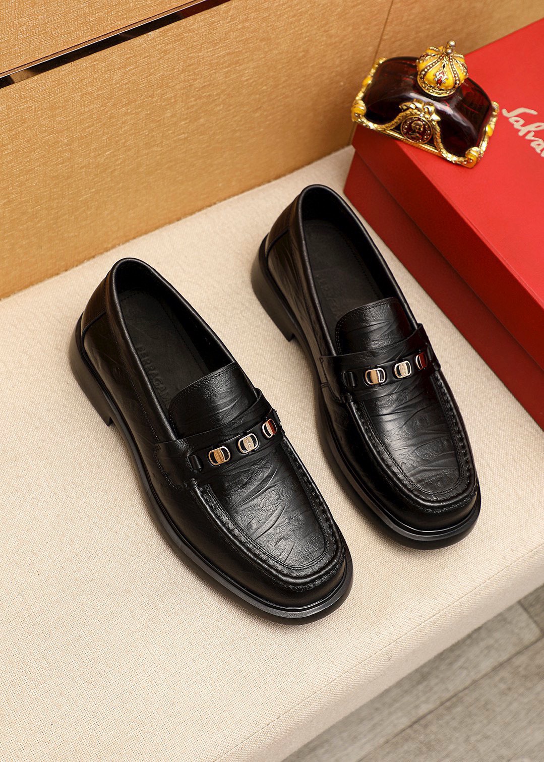 NO:639549,Product trademark Ferragamo 'Ferragamo' casual leather shoes. Regular size: 38-44 (customized at 45.46) Product material selection: imported calfskin embossed upper + classic hardware buckle, imported water-dyed cowhide lining. Strong three-dimensional visual effect, original foam outsole, 1 color available, ferragamo, ferragamo, cowhide19860909商品商标Ferragamo「 菲拉格慕」休闲皮鞋 正码码数:38-44（45.46订制） 商品材料精选 进口小牛皮压花鞋面+经典五金扣,进口水染牛皮内里.强烈立体视觉效果,原版发泡大底 颜 色1色可选,,ferragamo,ferragamo,cowhide,Men's shoes
